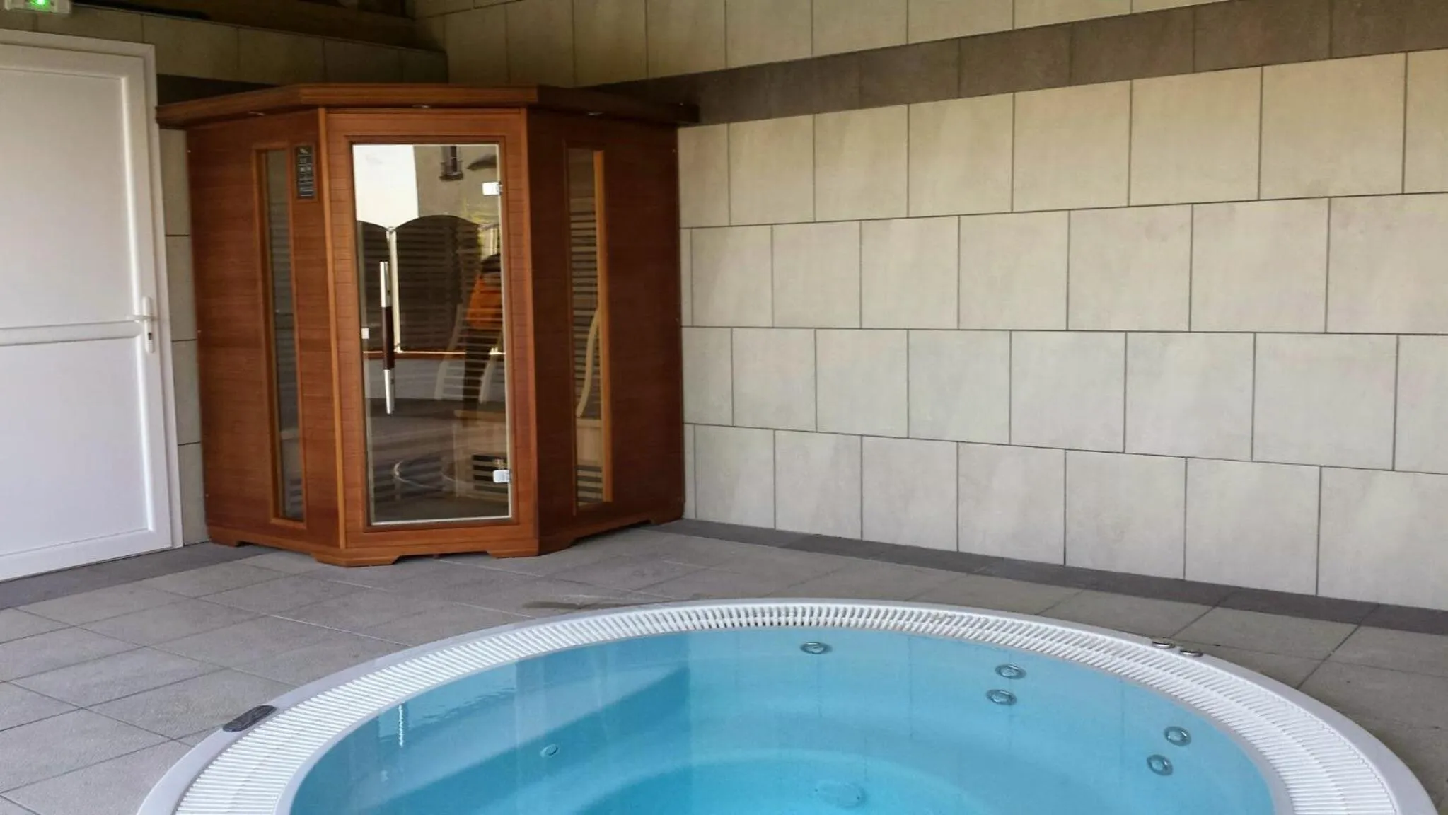 Hot Tub in Logis Hôtel Restaurant Cruzel
