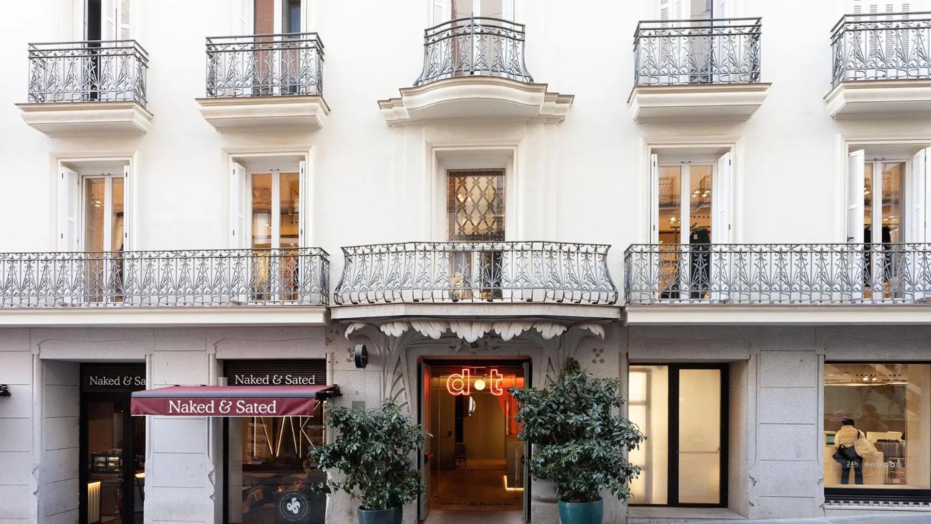 Property building in Chic & Basic dot