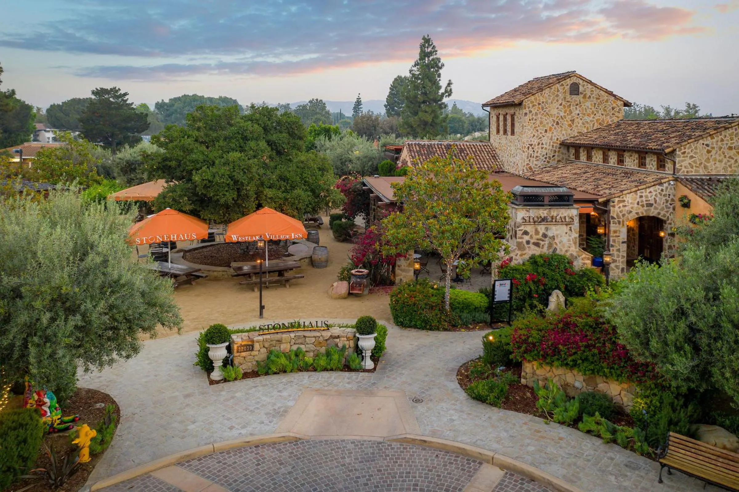 Restaurant/places to eat in Westlake Village Inn