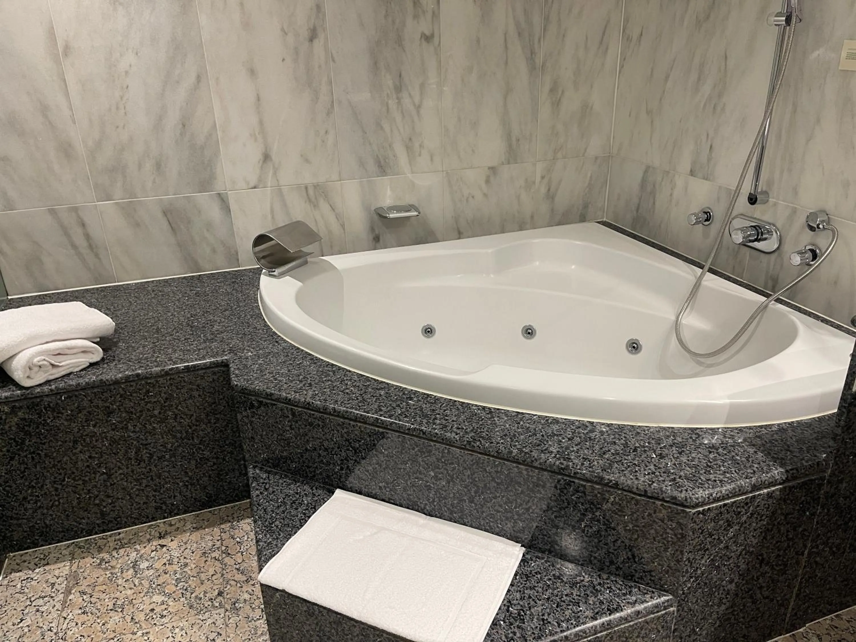 Hot Tub in Hotel Amaltea by Executive Sport