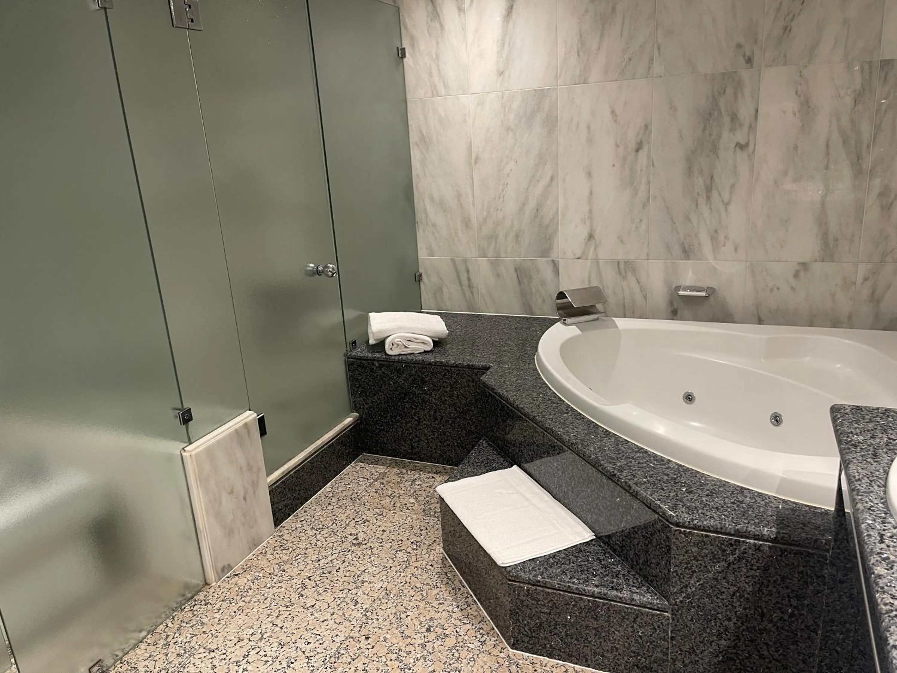 Hot Tub in Hotel Amaltea by Executive Sport