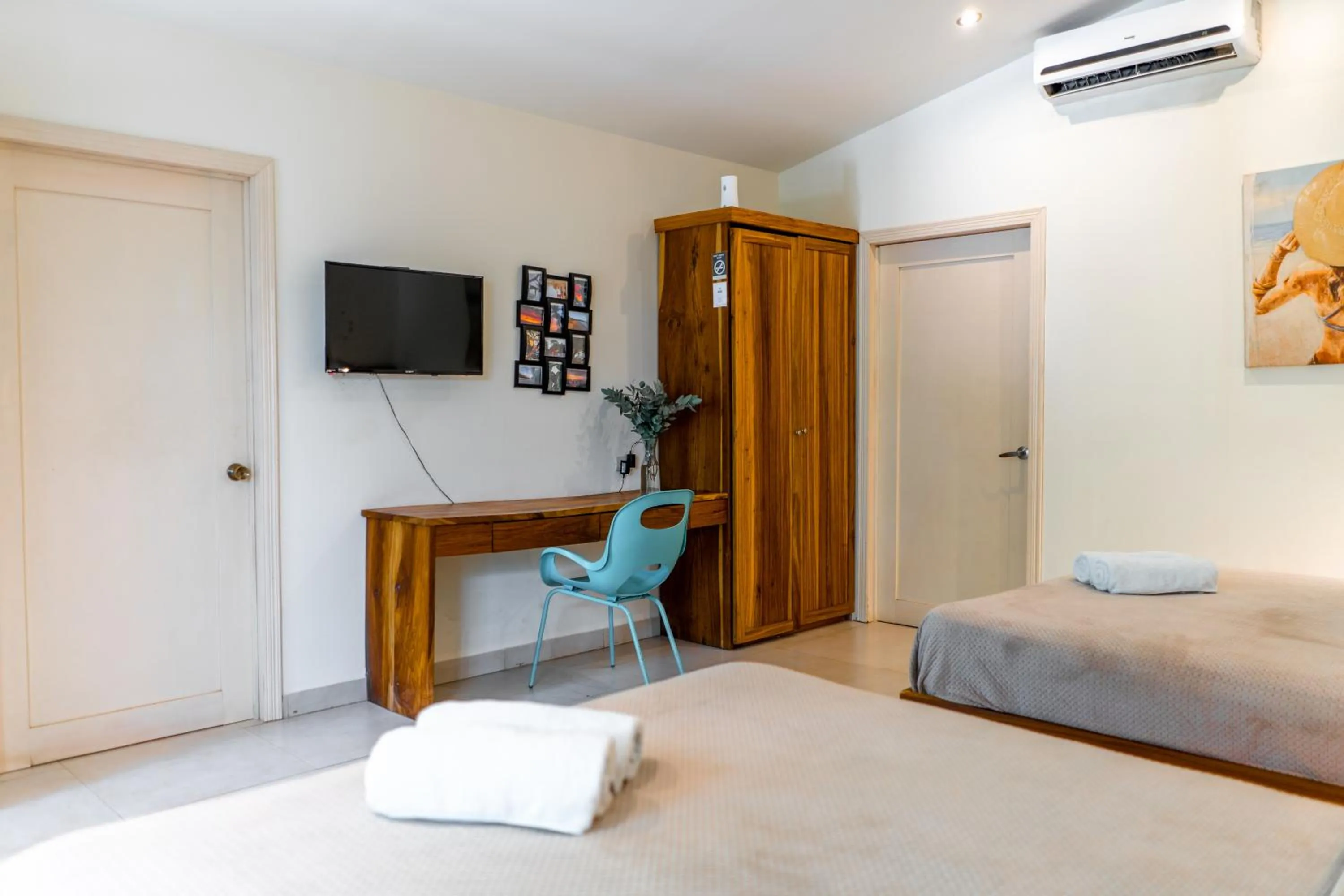 TV and multimedia, Bed in Banana Beach Bungalows