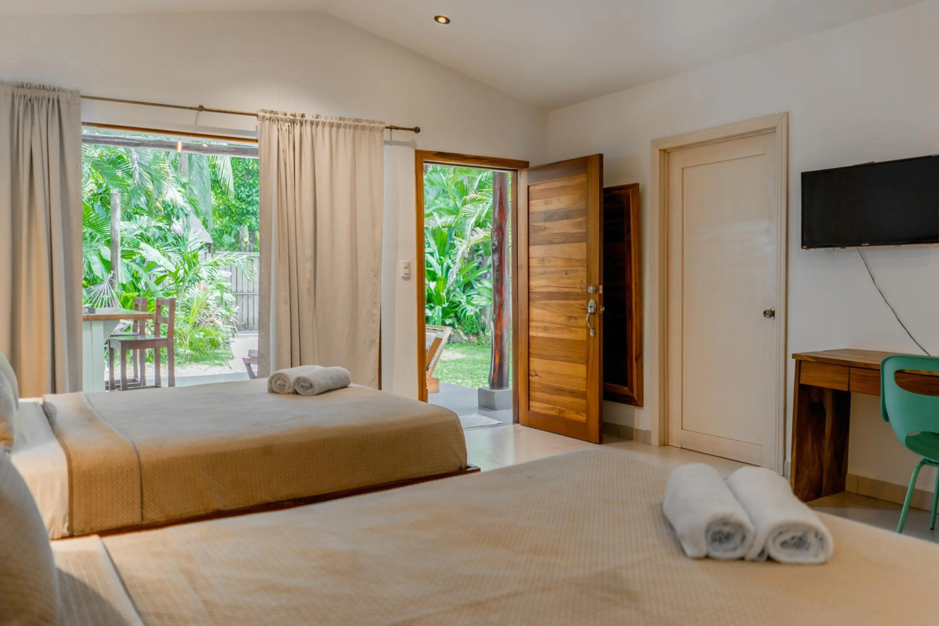 Photo of the whole room, Bed in Banana Beach Bungalows