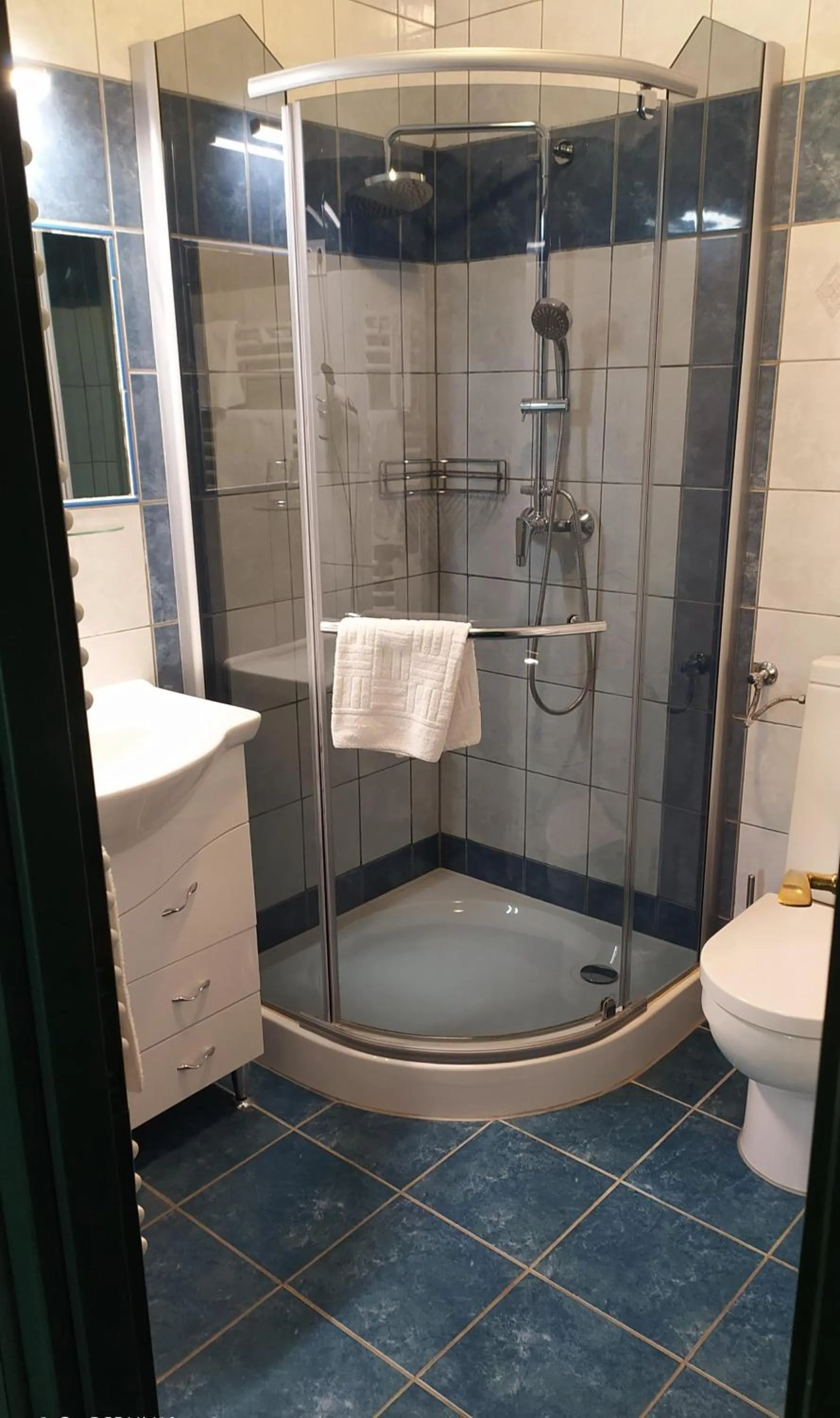 Shower in Bacchus Panzió