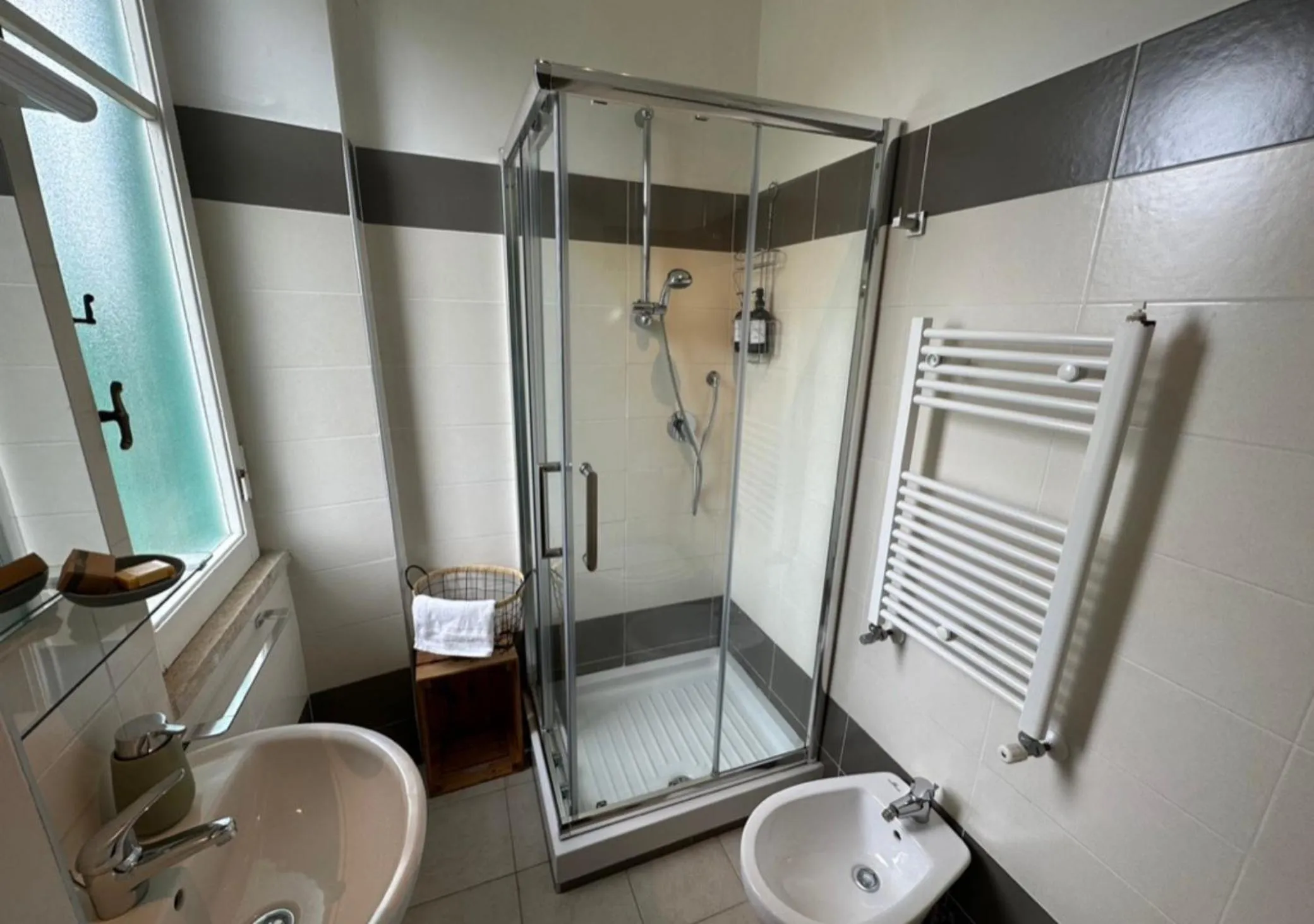 Shower in Agriostello Riparo