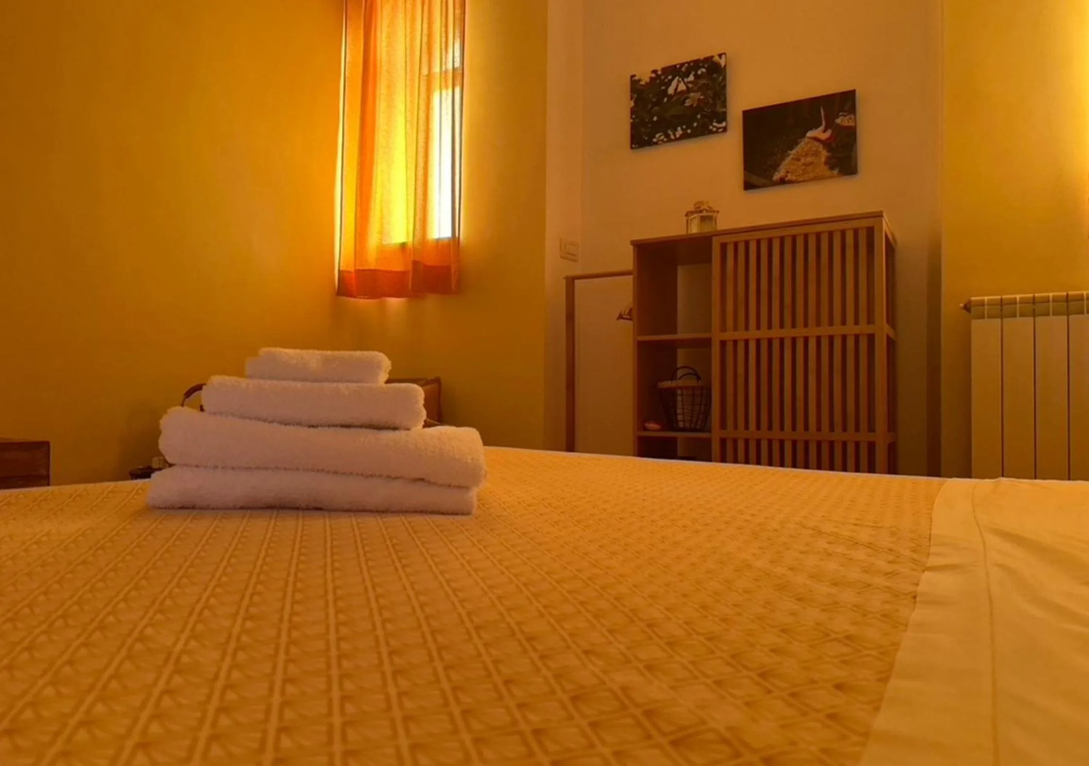 Decorative detail, Bed in Agriostello Riparo