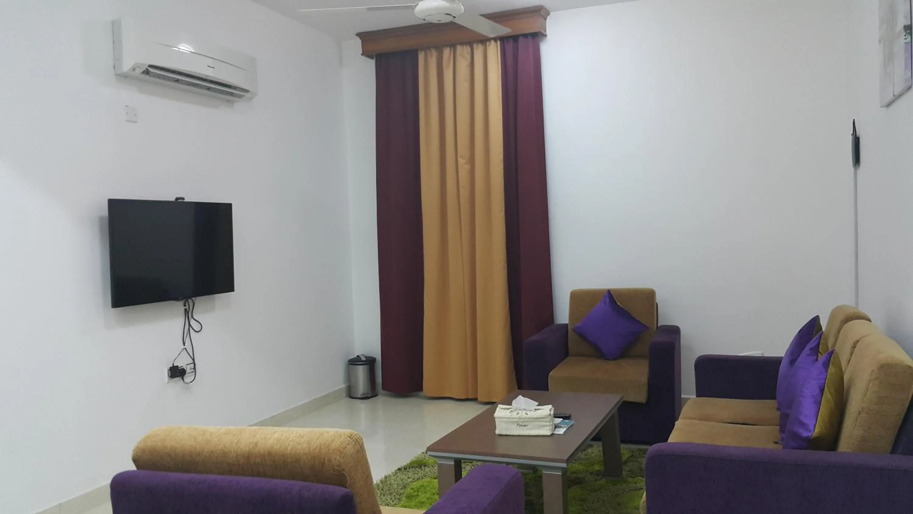 Communal lounge/ TV room in Al Karam Hotel Apartment