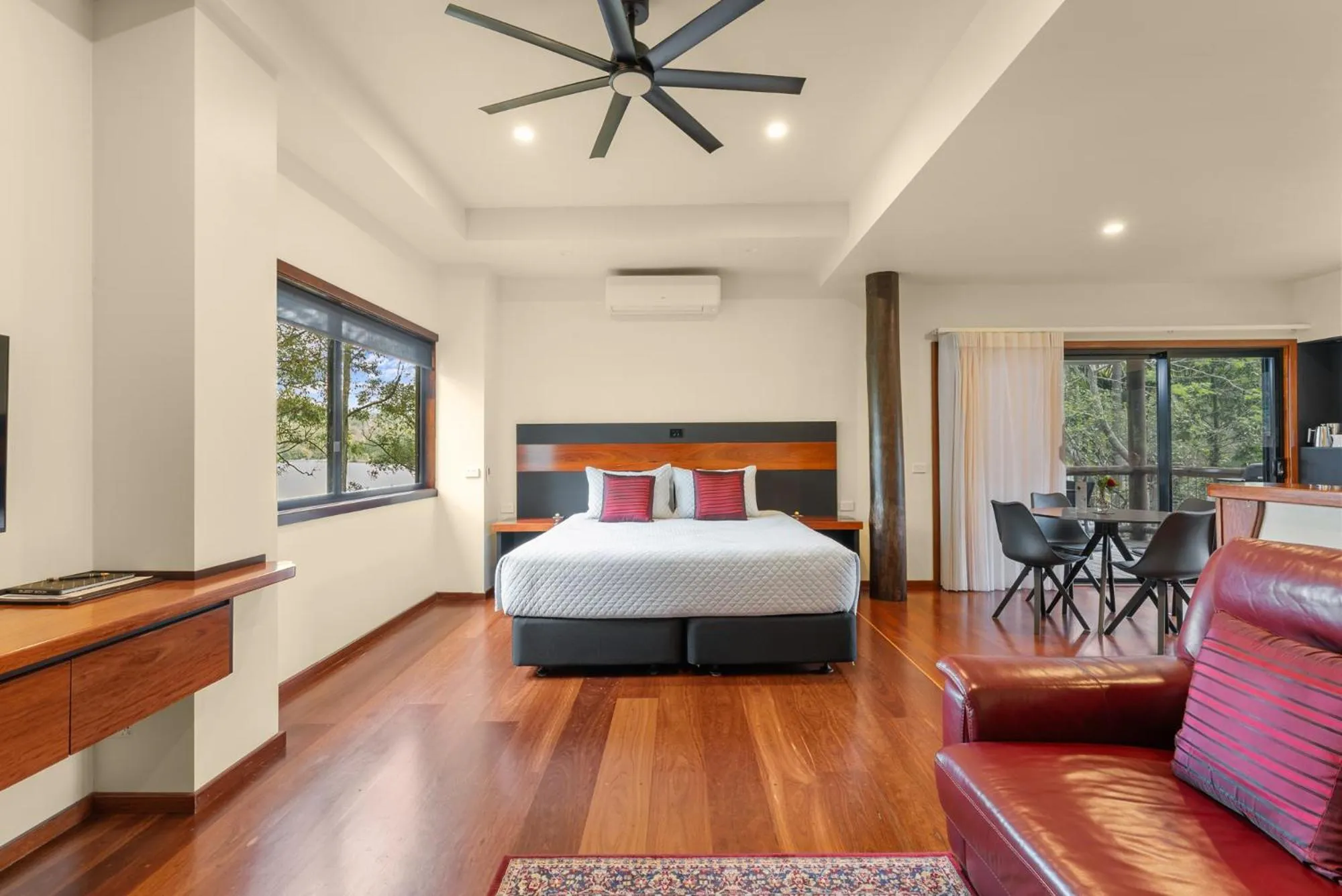 Bed in Secrets on the Lake