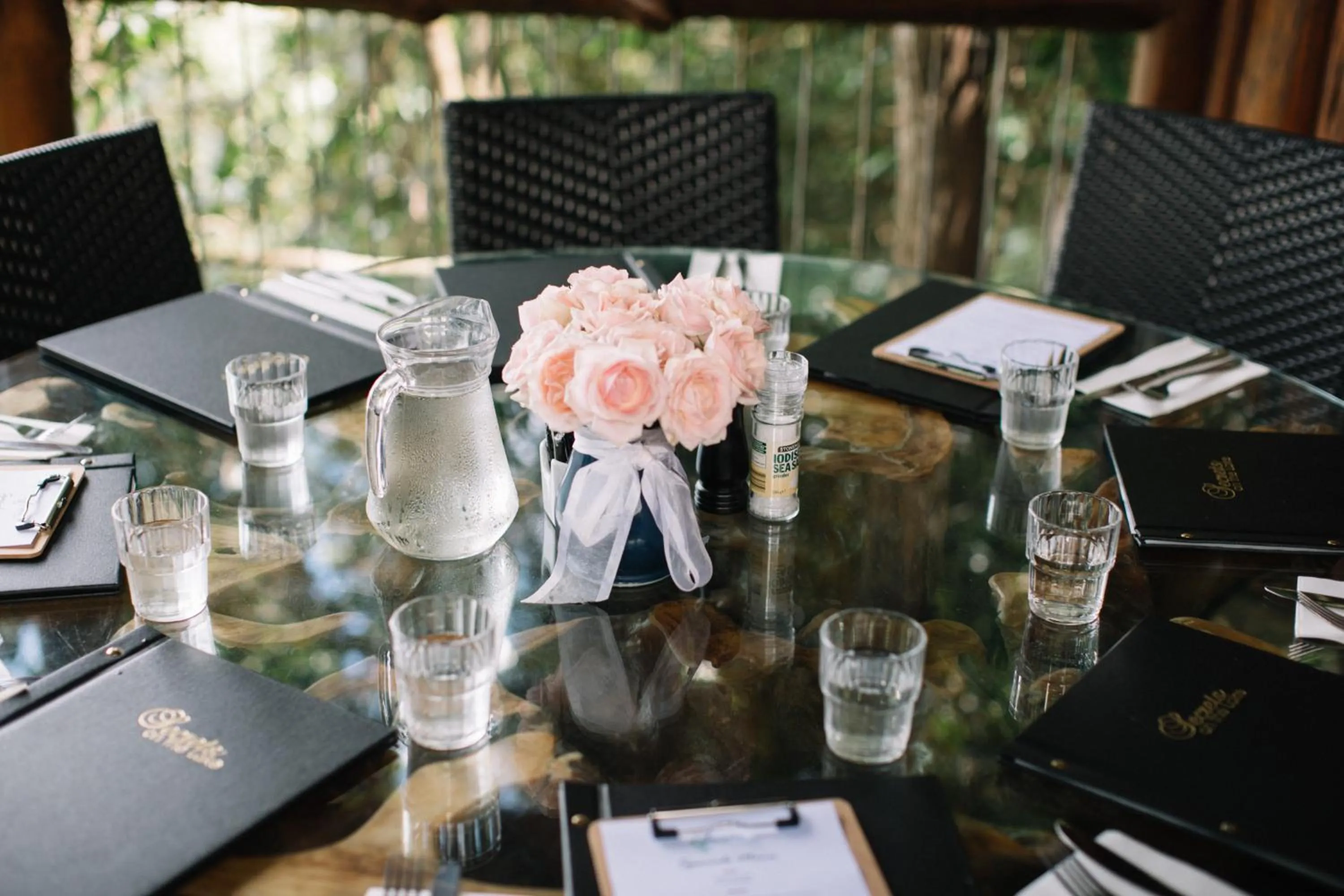 Restaurant/places to eat in Secrets on the Lake