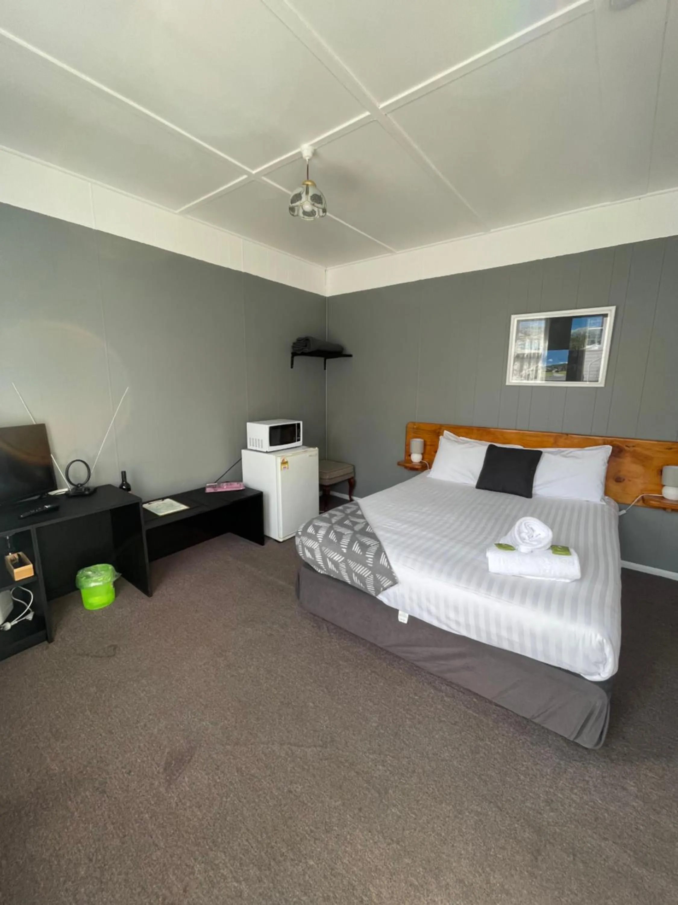 Bed in Mountain View Motel