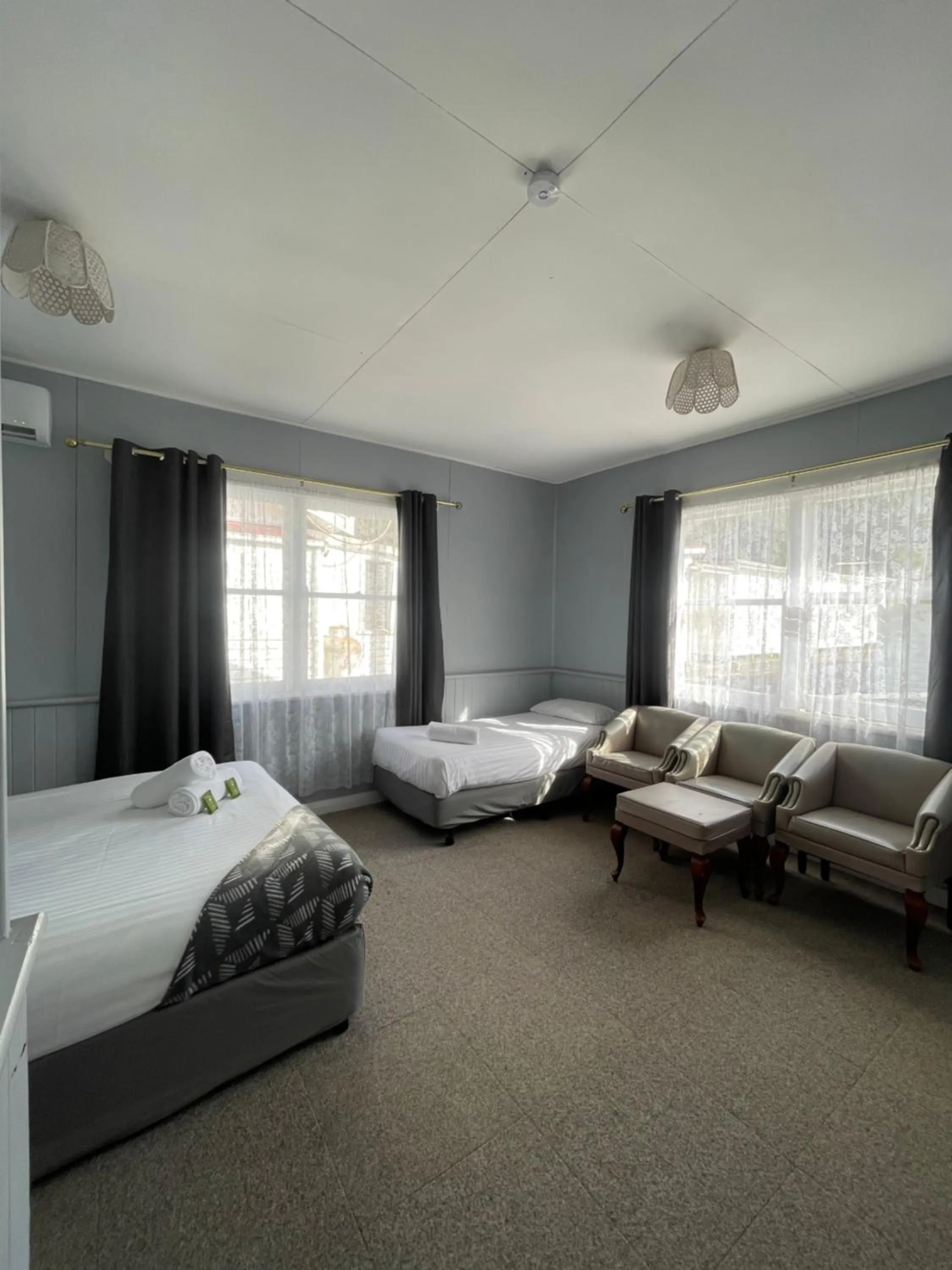 Bed in Mountain View Motel