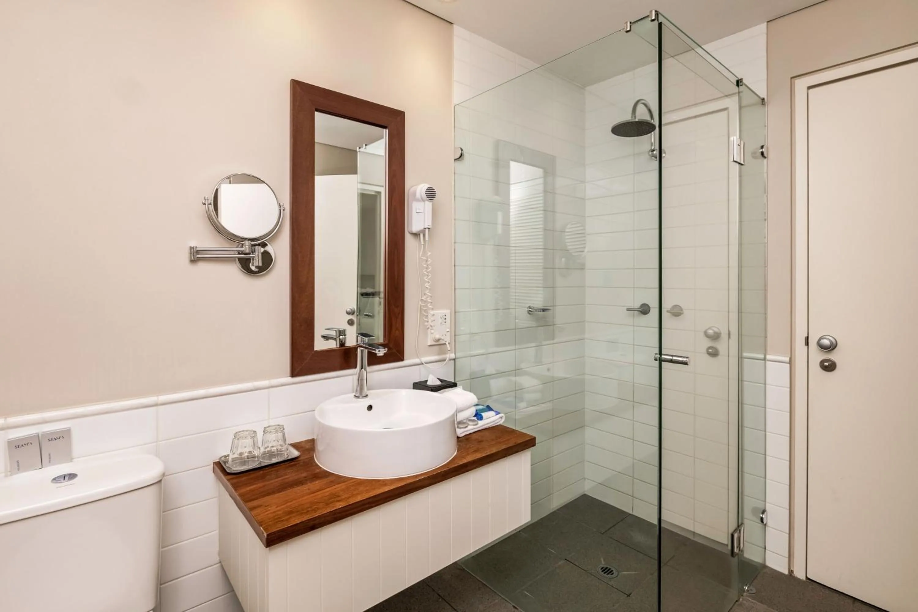 Shower in Caves House Hotel & Apartments Yallingup