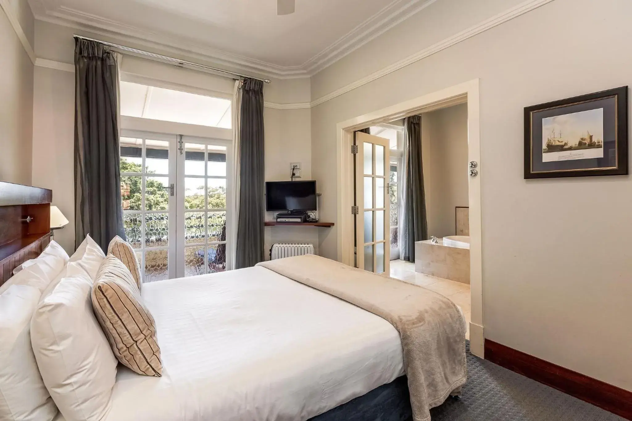 Deluxe Queen Suite with Balcony in Caves House Hotel & Apartments Yallingup Deluxe Queen Suite with Balcony in Caves House Hotel & Apartments Yallingup