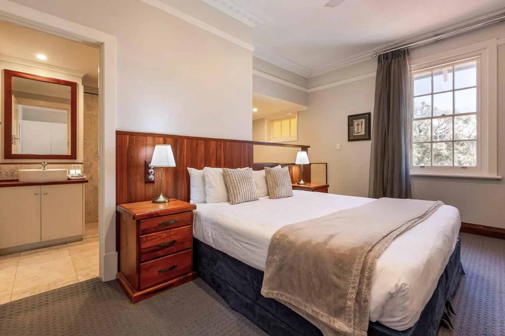 Deluxe Queen Suite with Spa Bath in Caves House Hotel & Apartments Yallingup Deluxe Queen Suite with Spa Bath in Caves House Hotel & Apartments Yallingup