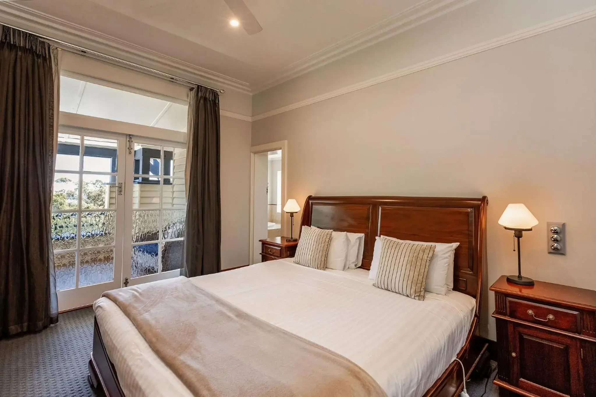 Luxury King Suite with Spa Bath in Caves House Hotel & Apartments Yallingup Luxury King Suite with Spa Bath in Caves House Hotel & Apartments Yallingup