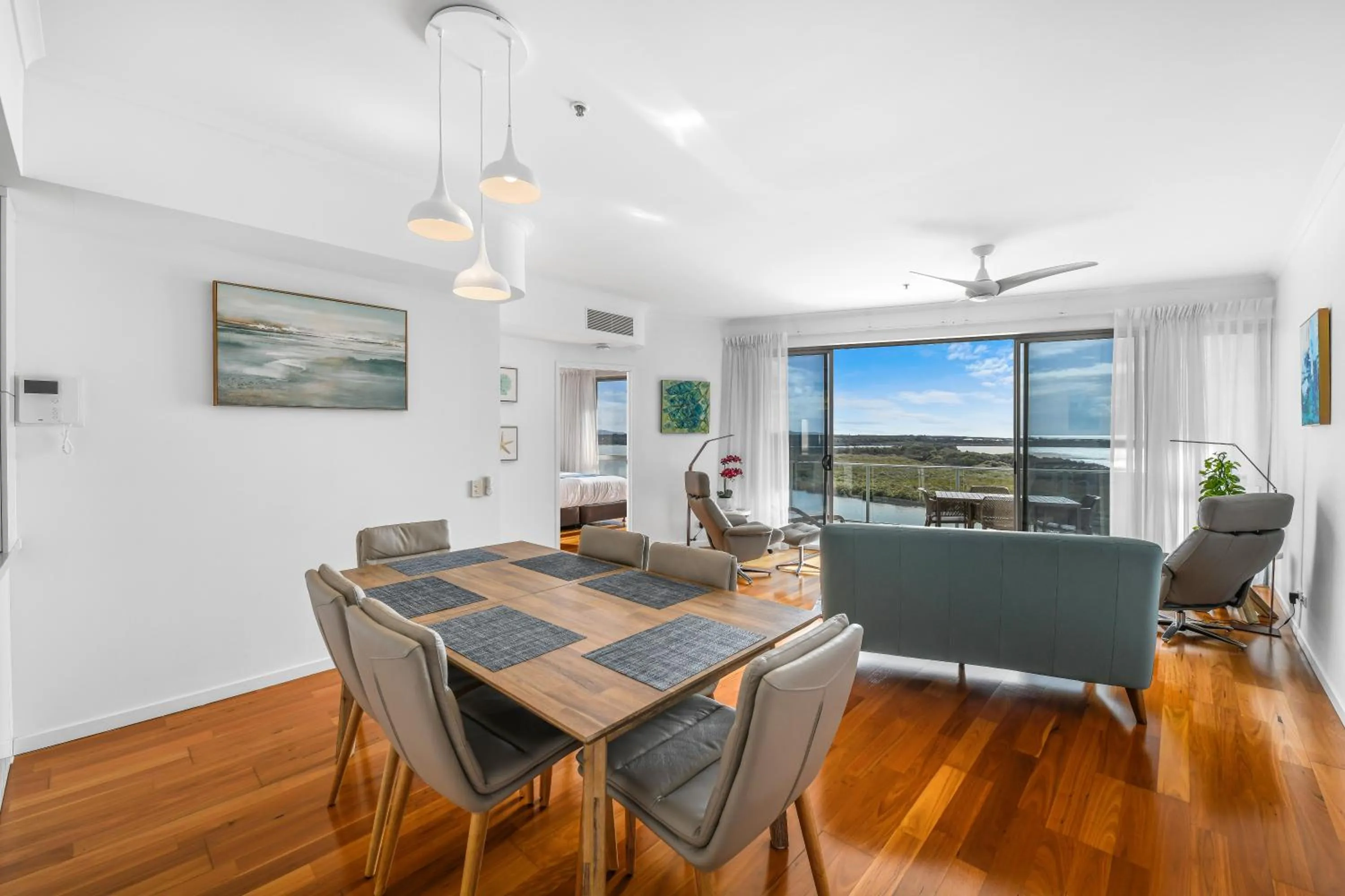 Dining area in The Duporth Riverside