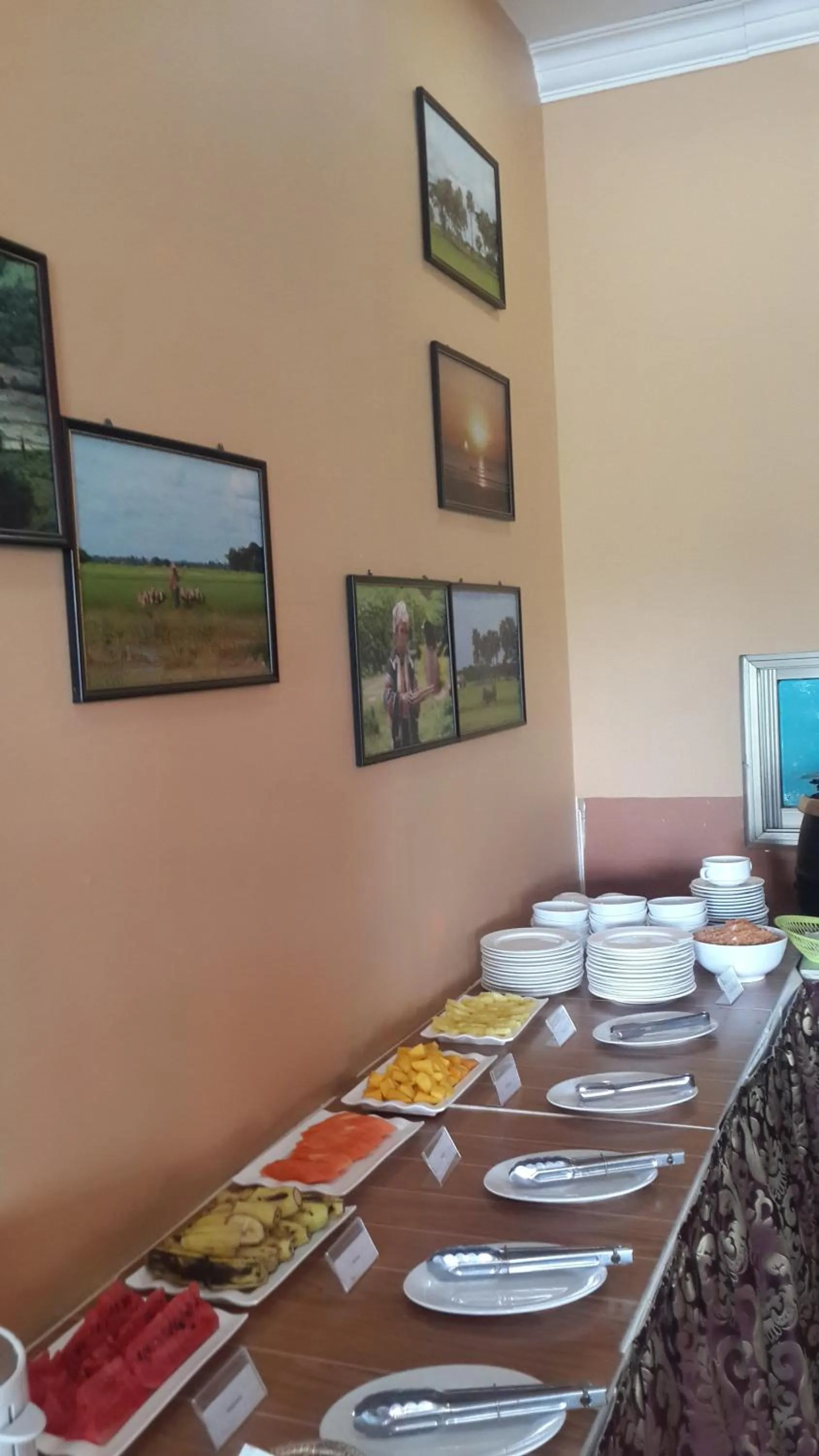 Restaurant/places to eat in Hotel 63