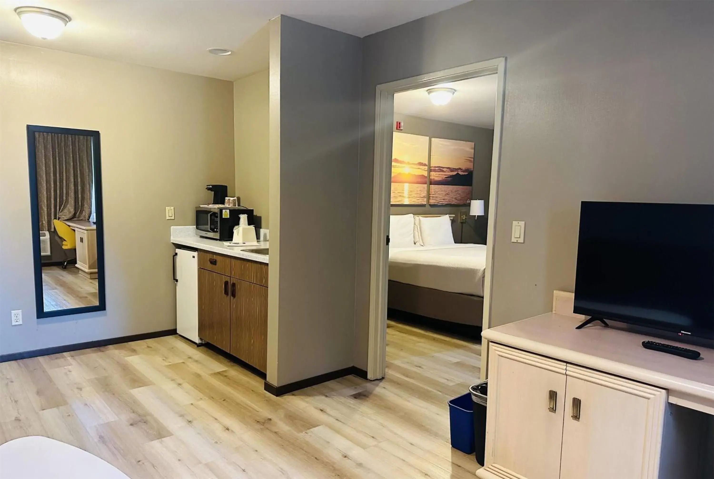 1 King Bed, Studio Suite, Non-Smoking in Days Inn by Wyndham Seatac Airport 1 King Bed, Studio Suite, Non-Smoking in Days Inn by Wyndham Seatac Airport