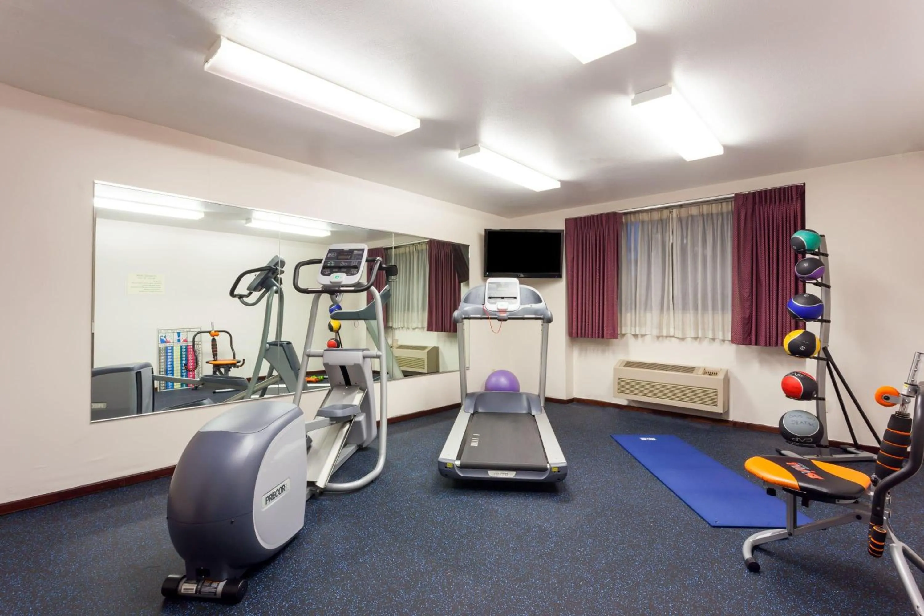 Fitness centre/facilities in Days Inn by Wyndham Seatac Airport