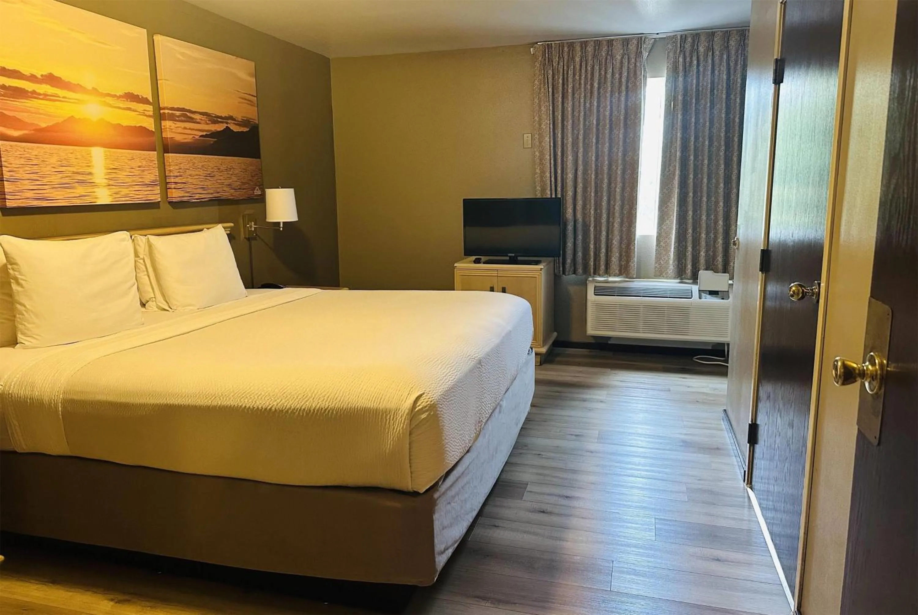 Photo of the whole room, Bed in Days Inn by Wyndham Seatac Airport