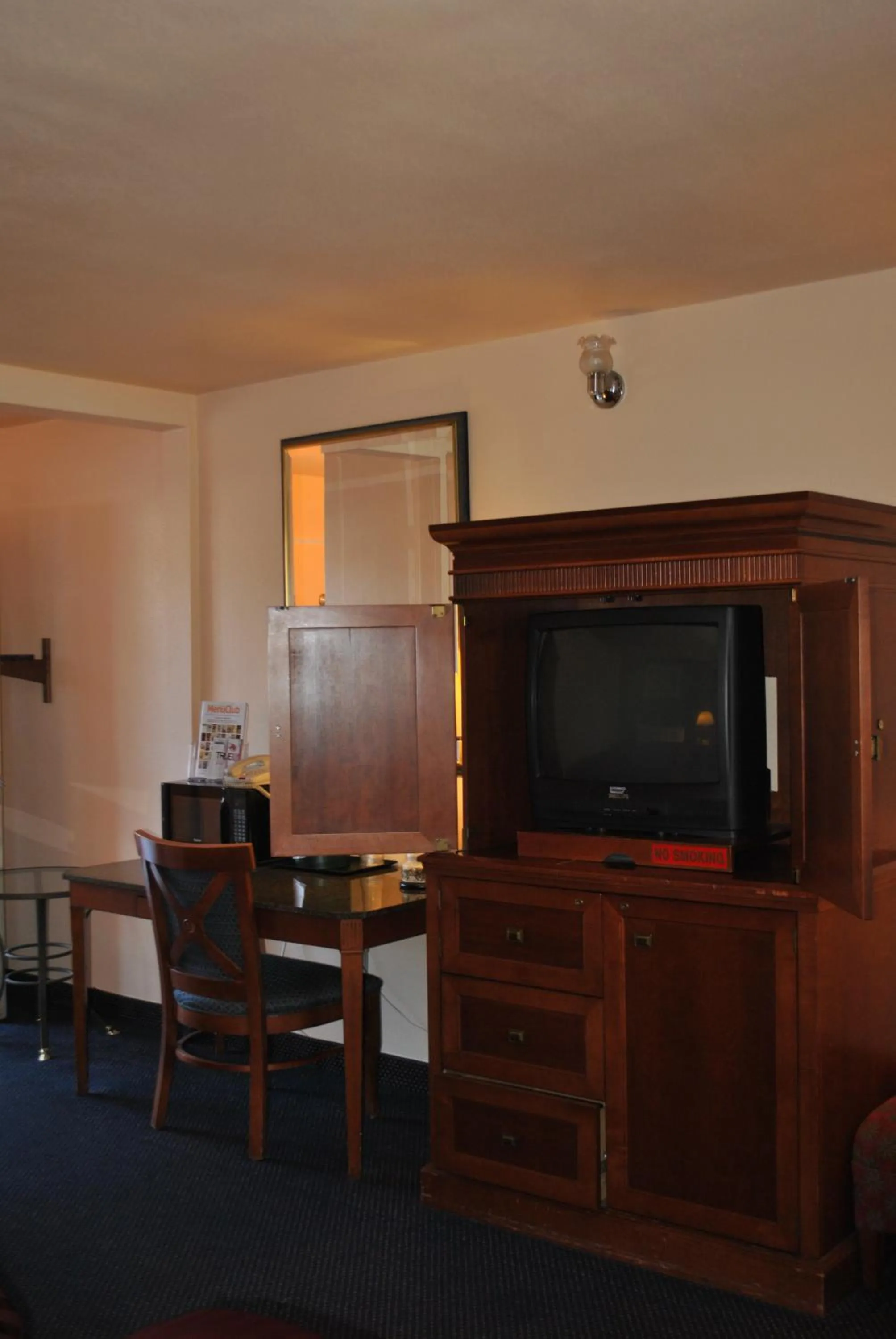 TV and multimedia in Budget Inn