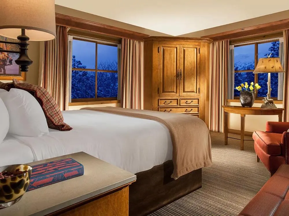 Bed in Snake River Lodge