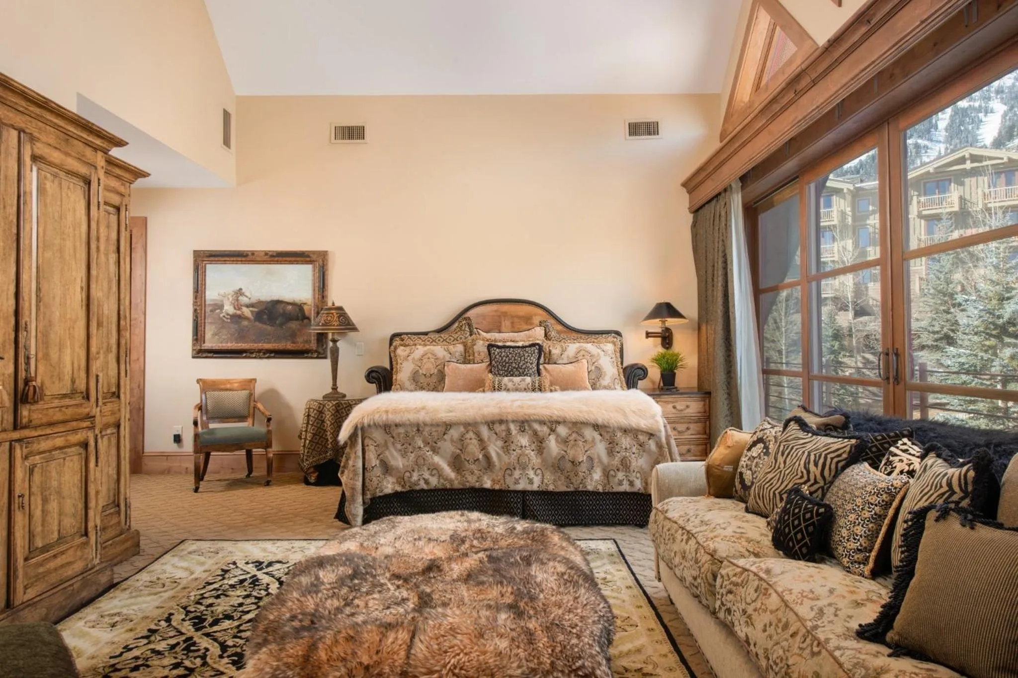 Seating area, Bed in Snake River Lodge