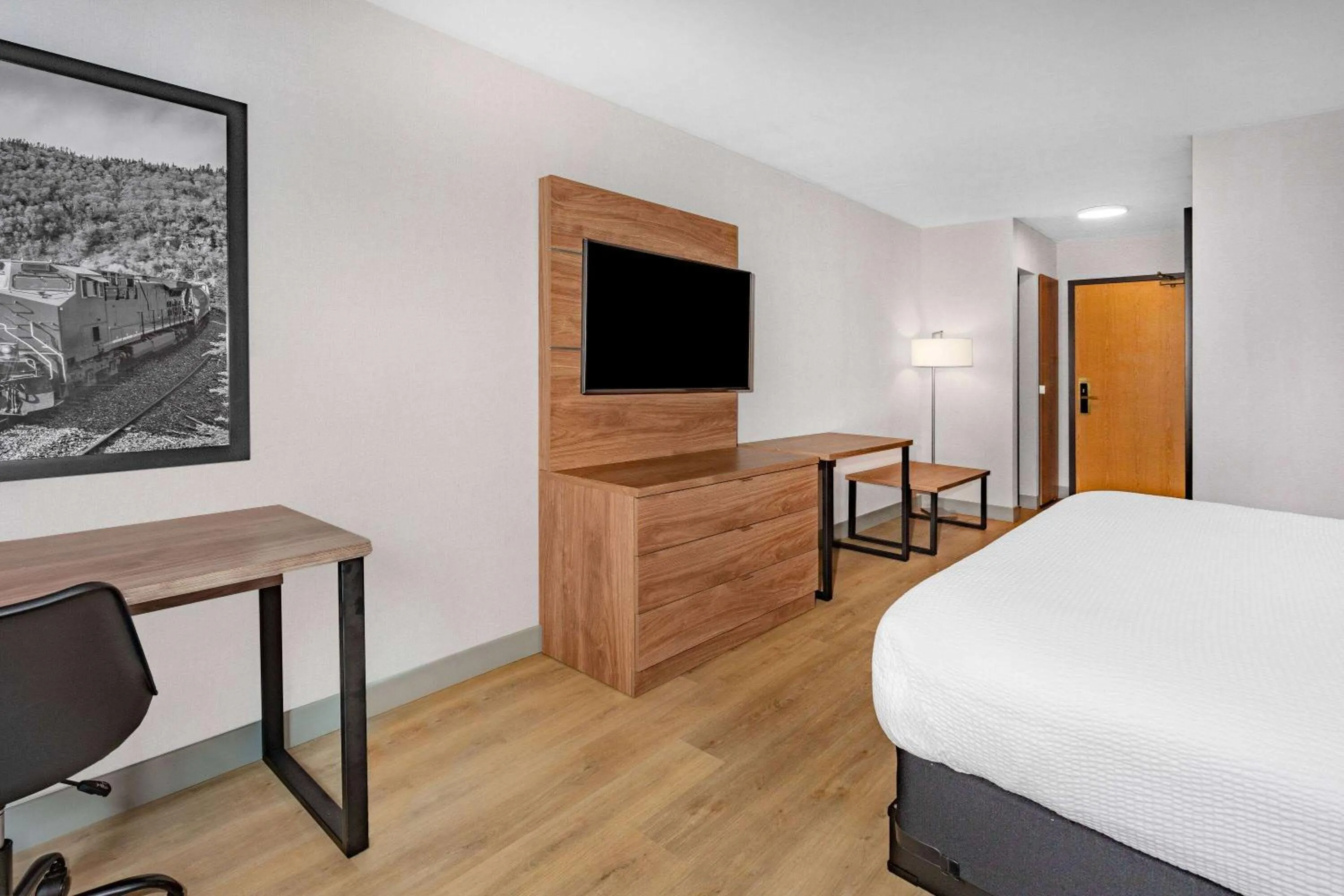 Photo of the whole room, Bed in Super 8 by Wyndham Cornwall ON