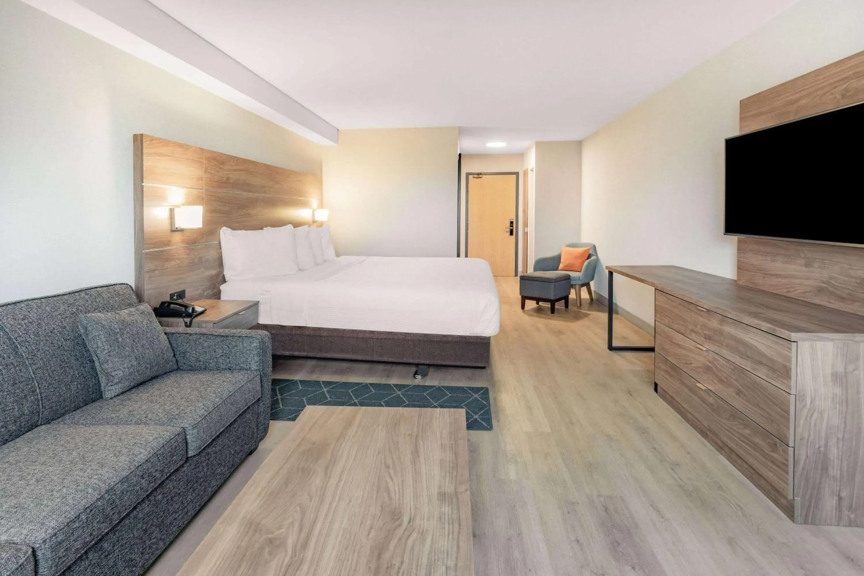 Business King Room - Non-Smoking in Super 8 by Wyndham Cornwall ON Business King Room - Non-Smoking in Super 8 by Wyndham Cornwall ON