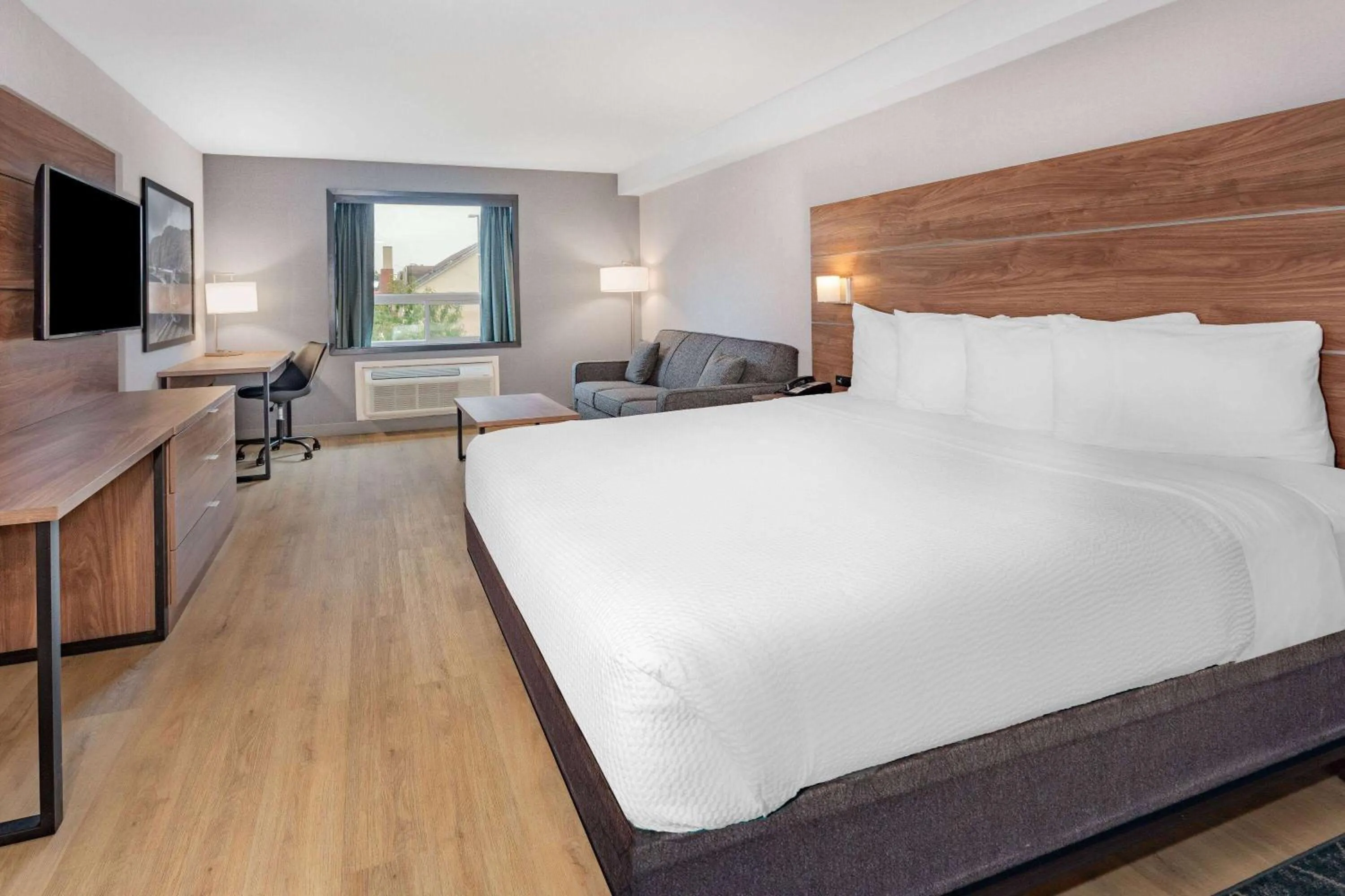 Photo of the whole room, Bed in Super 8 by Wyndham Cornwall ON