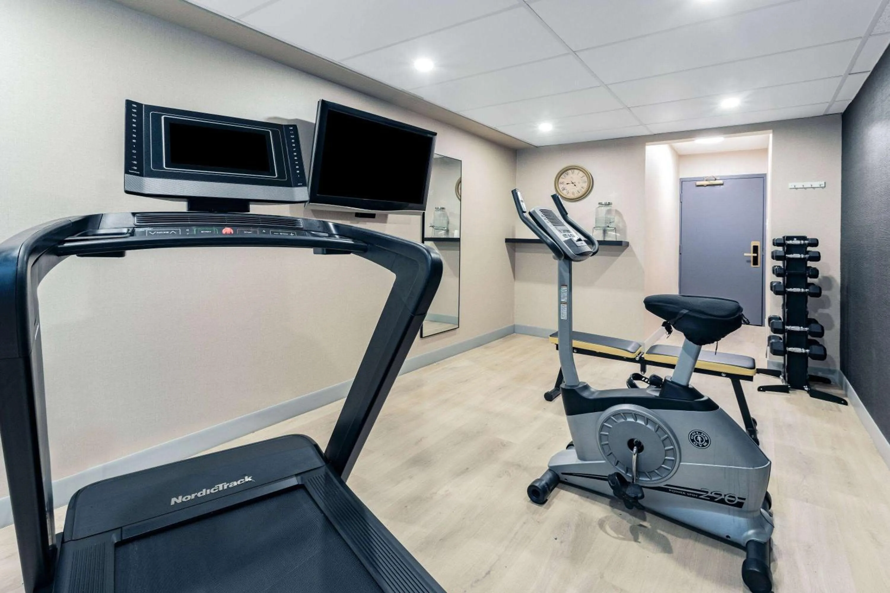 Fitness centre/facilities in Super 8 by Wyndham Cornwall ON