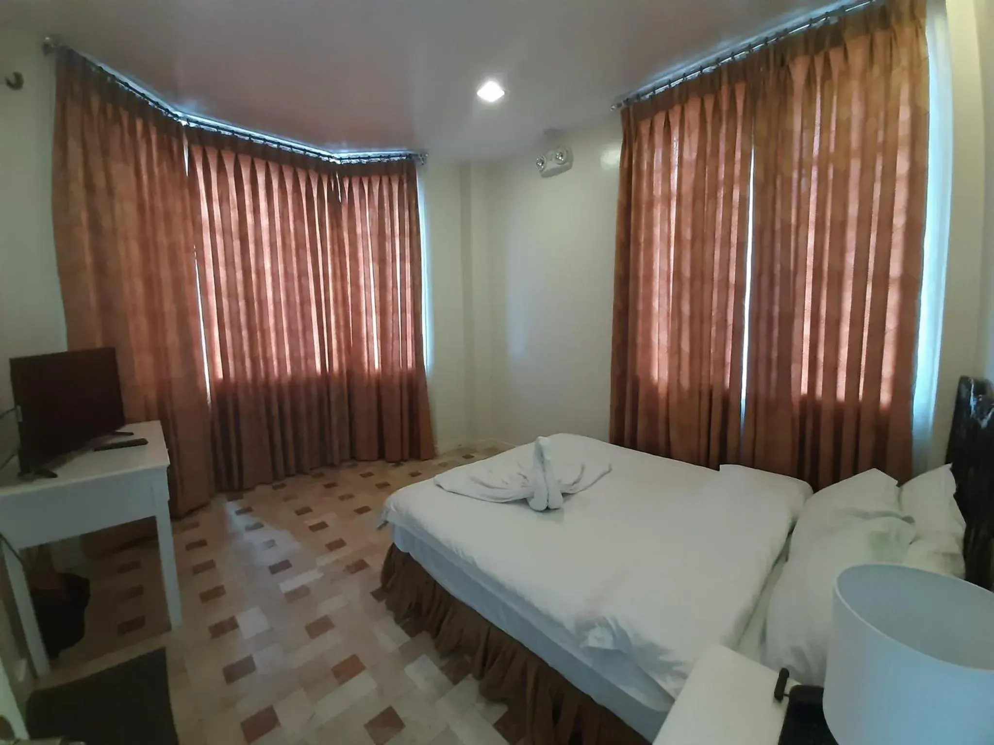 Deluxe Double or Twin Room in RedDoorz at Balatas Magsaysay Road Naga City Deluxe Double or Twin Room in RedDoorz at Balatas Magsaysay Road Naga City