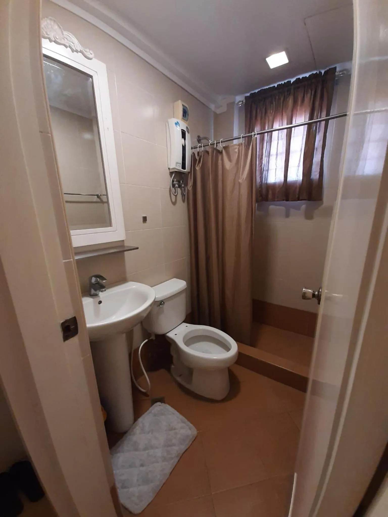 Shower in RedDoorz at Balatas Magsaysay Road Naga City