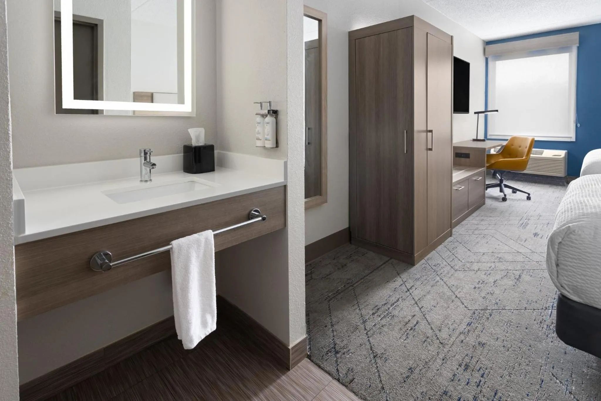 Photo of the whole room, Bed in Holiday Inn Express Harrisburg I-81 - Hershey By IHG