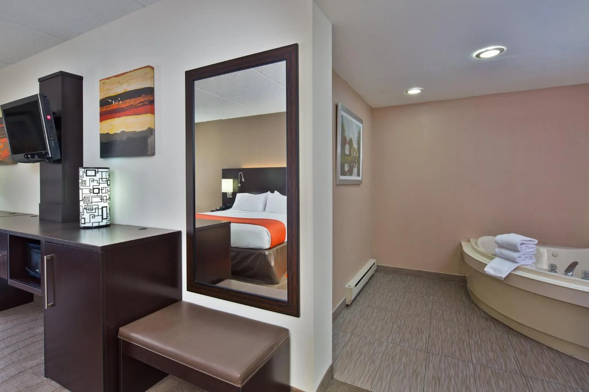 Photo of the whole room, Bed in Holiday Inn Express Harrisburg I-81 - Hershey By IHG
