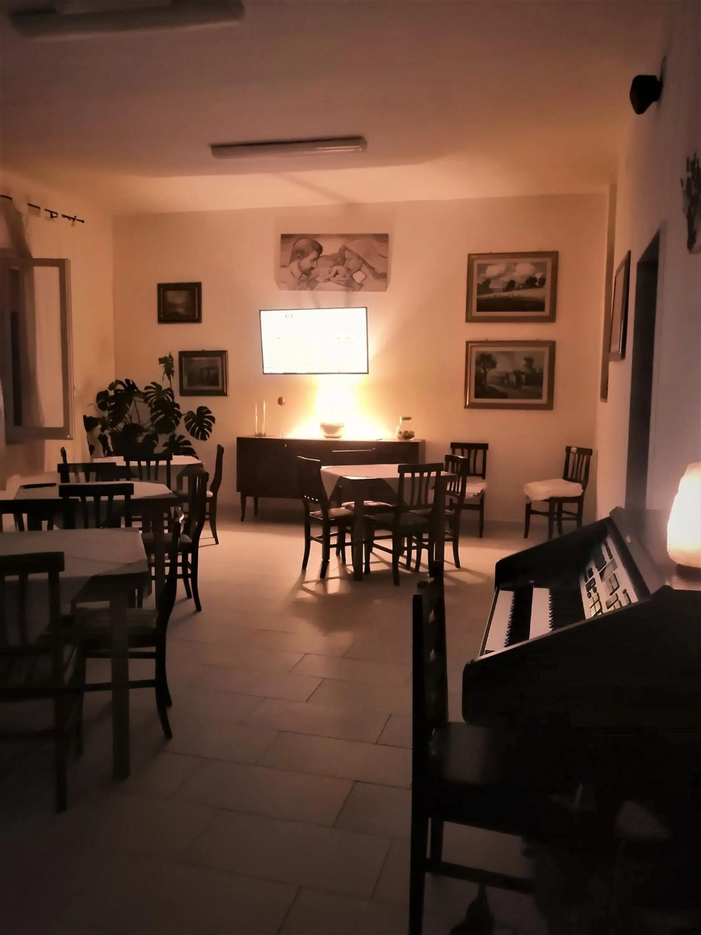 Communal lounge/ TV room in Hotel Soleo