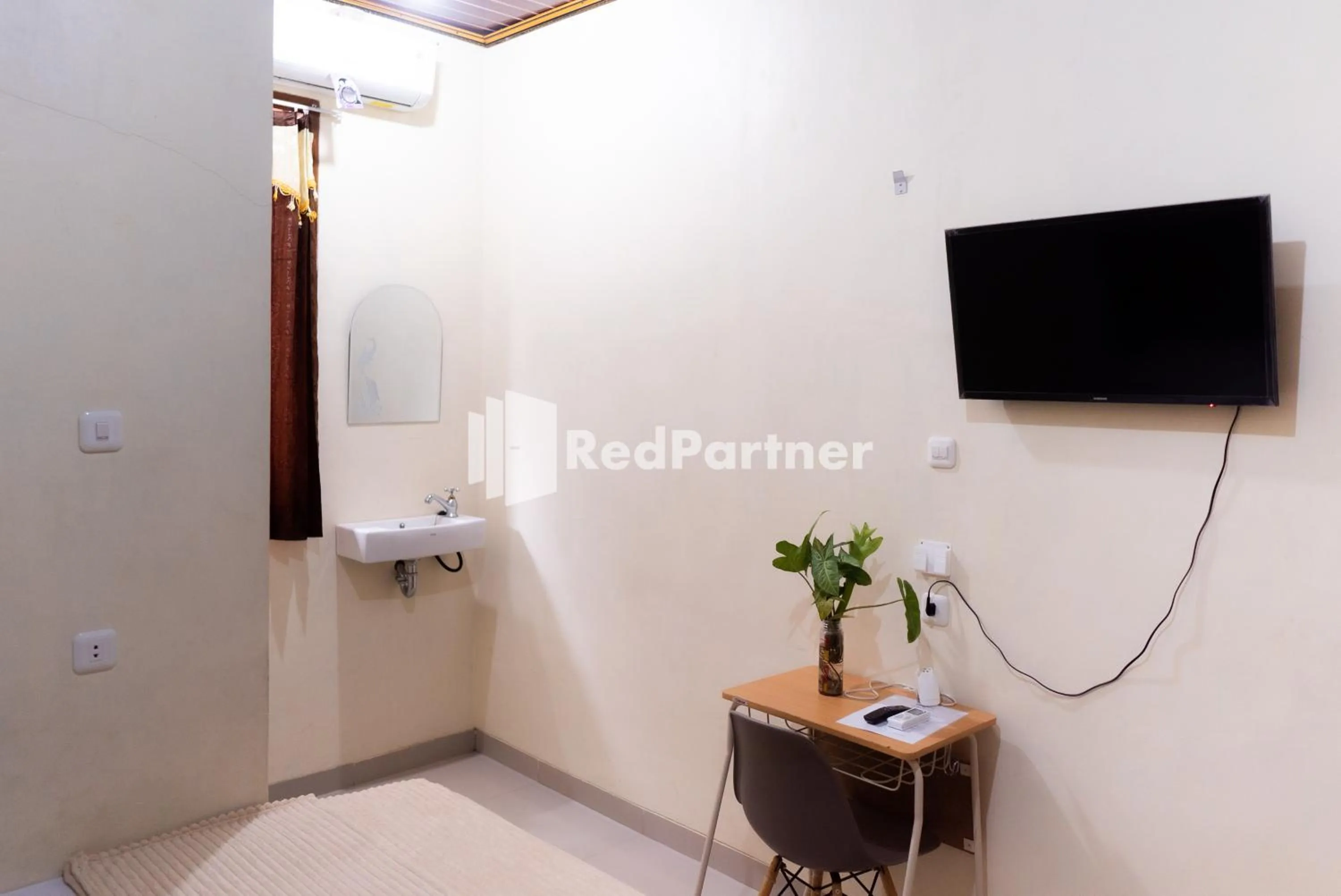 Bedroom, TV/Entertainment Center in ITR Homestay RedPartner