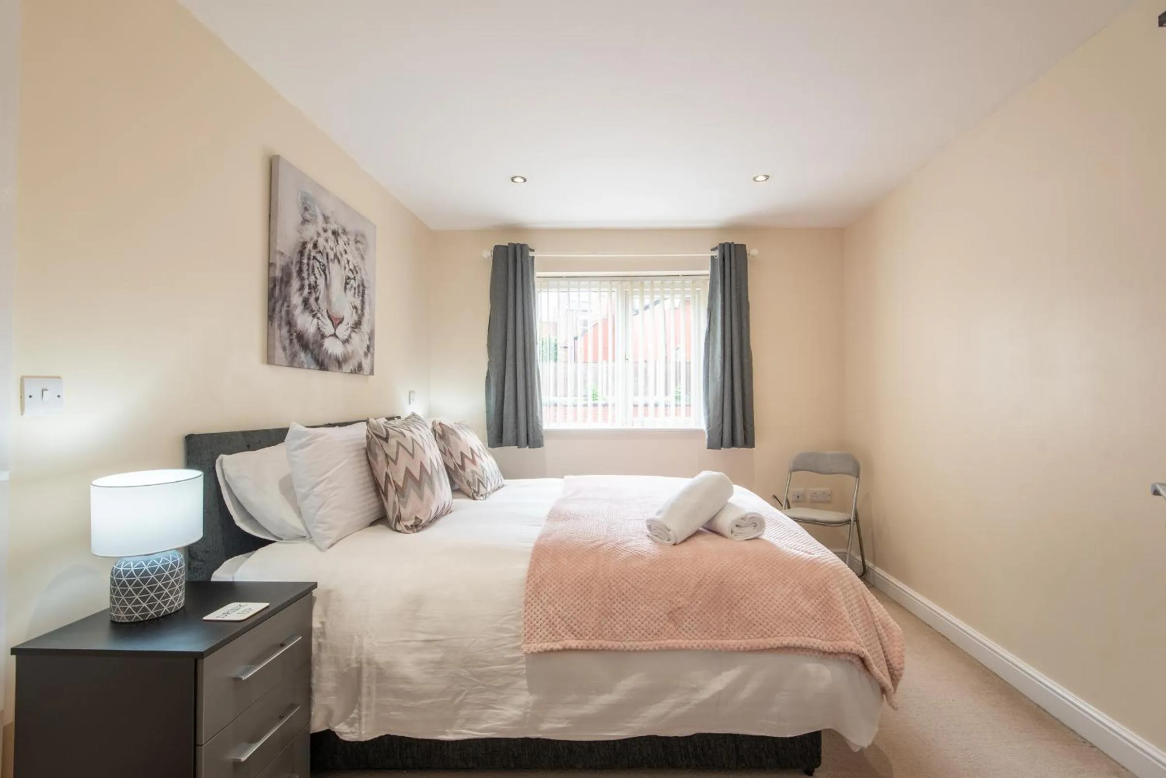 Bedroom, Bed in Apartment 10