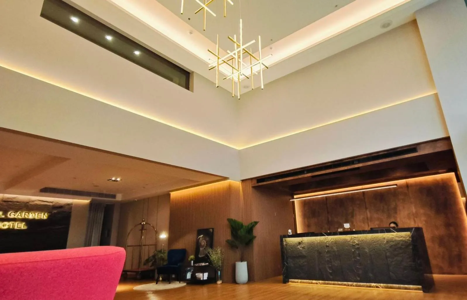 Lobby or reception in Well Garden Hotel