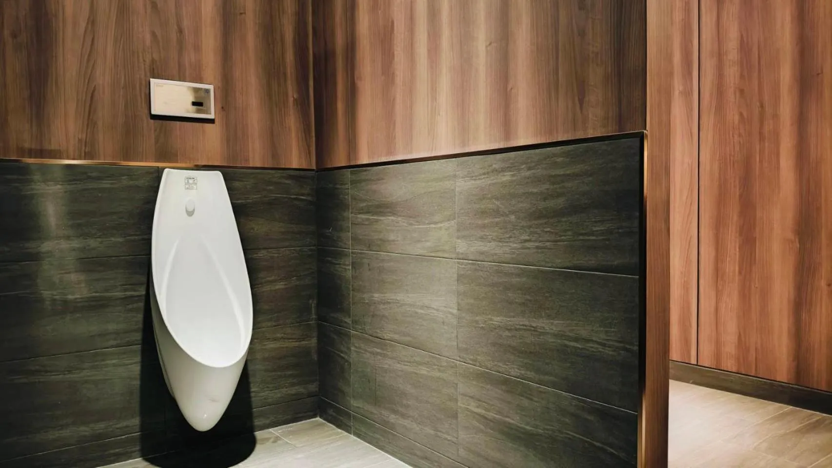 Toilet in Well Garden Hotel