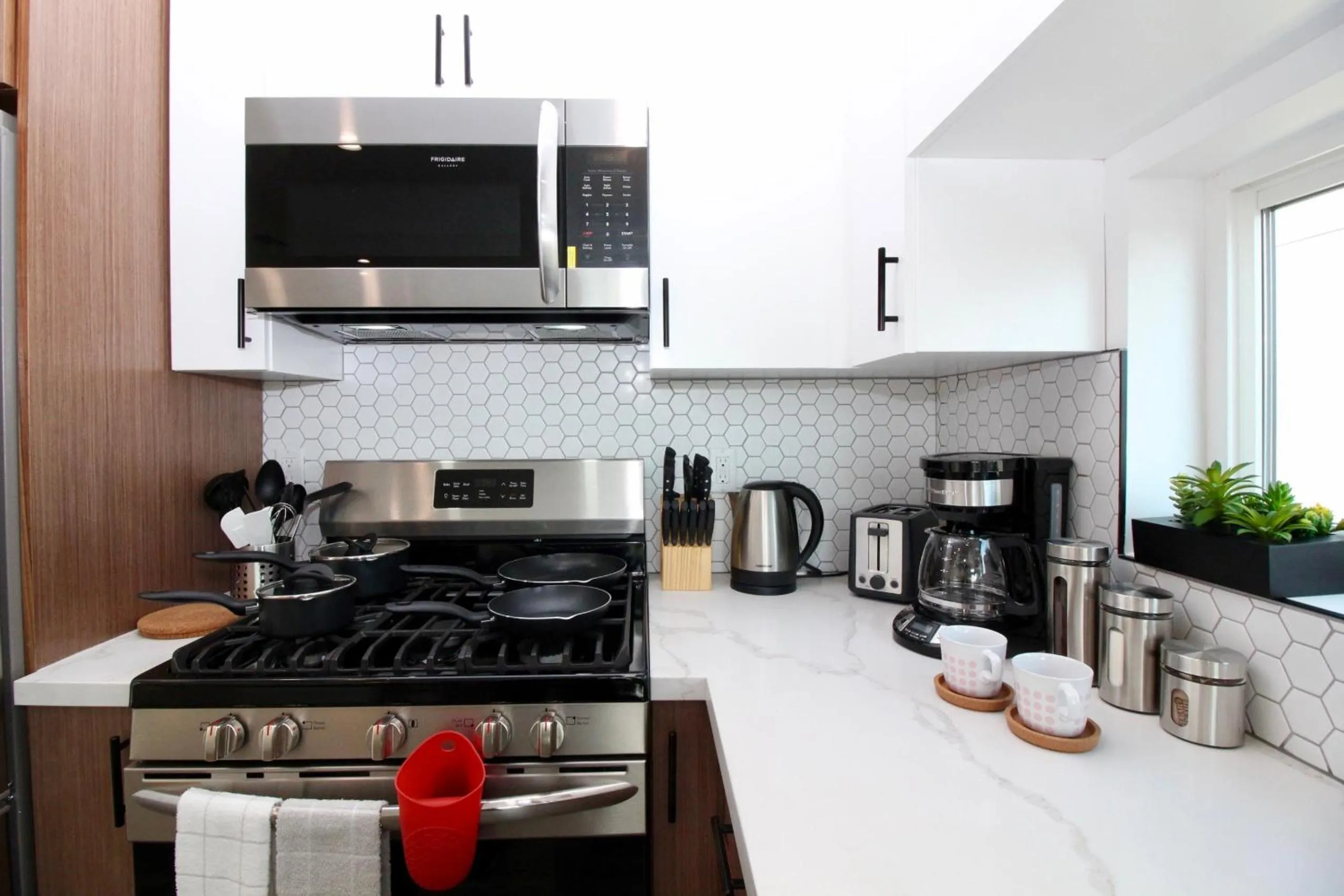 kitchen in Los Angeles 3BR Villa Suites with Free Parking