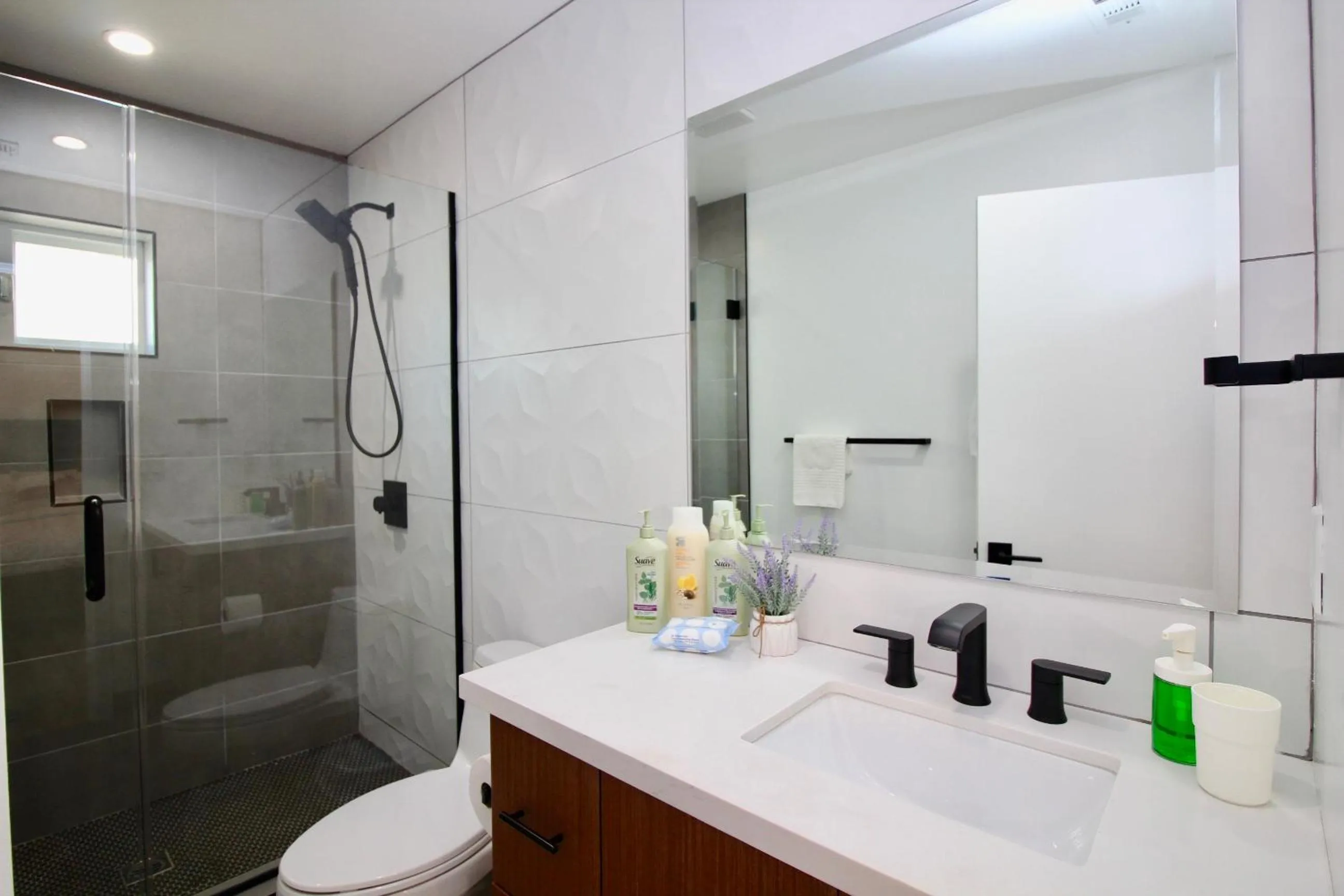 Bathroom in Los Angeles 3BR Villa Suites with Free Parking