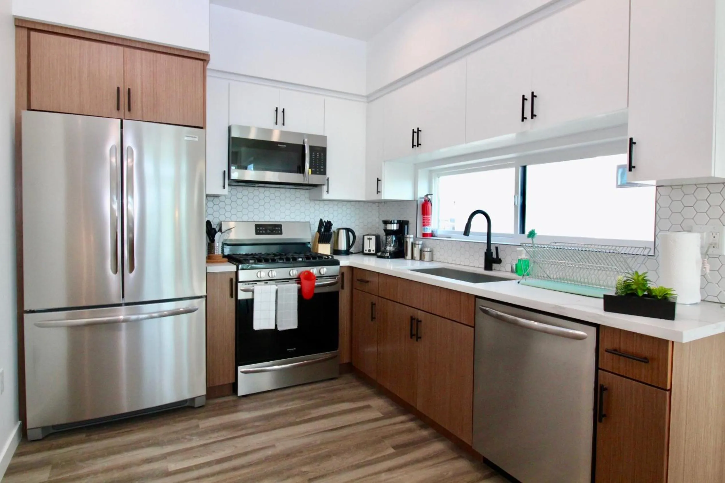 kitchen in Los Angeles 3BR Villa Suites with Free Parking