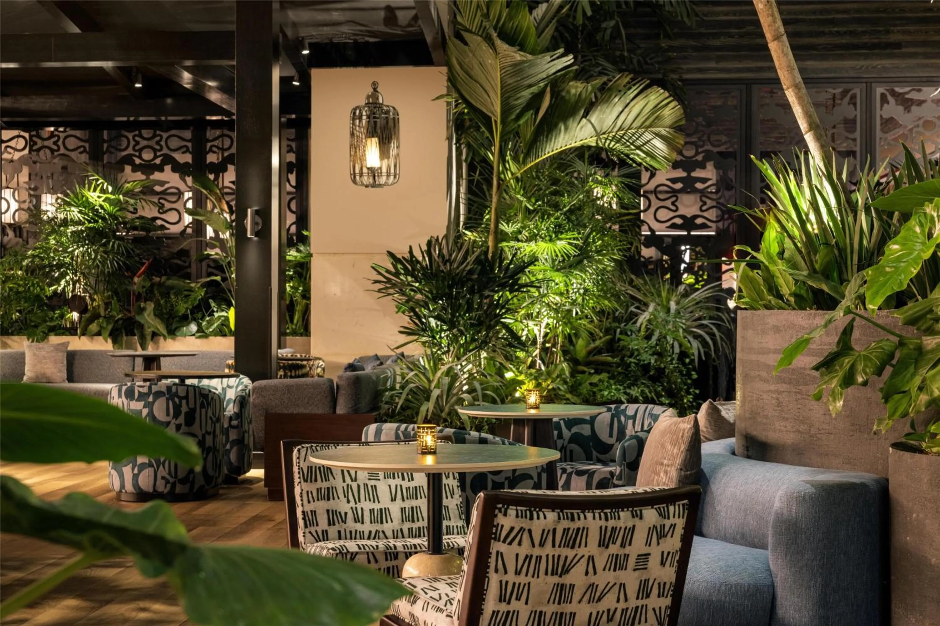 Lounge or bar in The Diplomat Beach Resort Hollywood, Curio Collection by Hilton