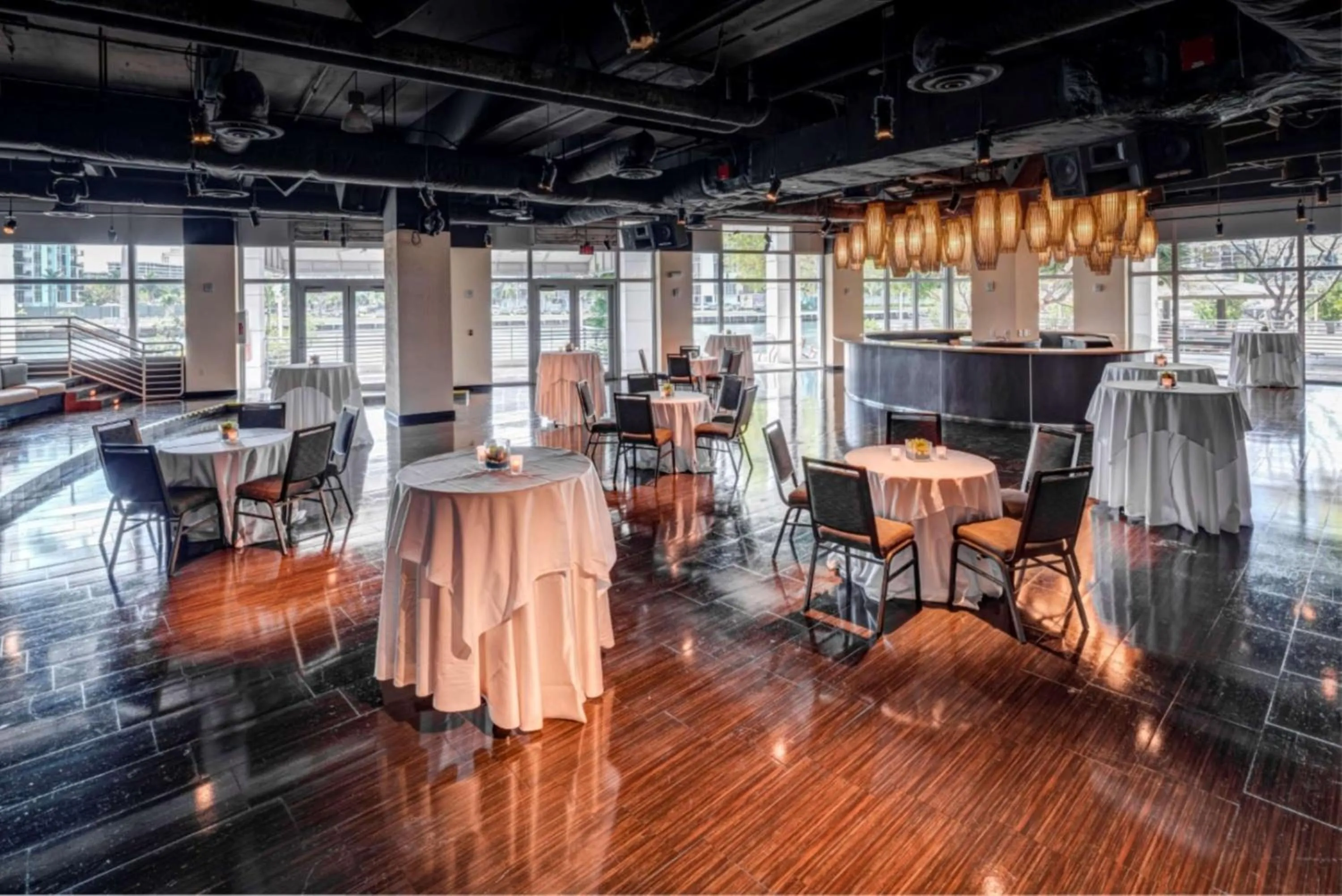 Lounge or bar in The Diplomat Beach Resort Hollywood, Curio Collection by Hilton