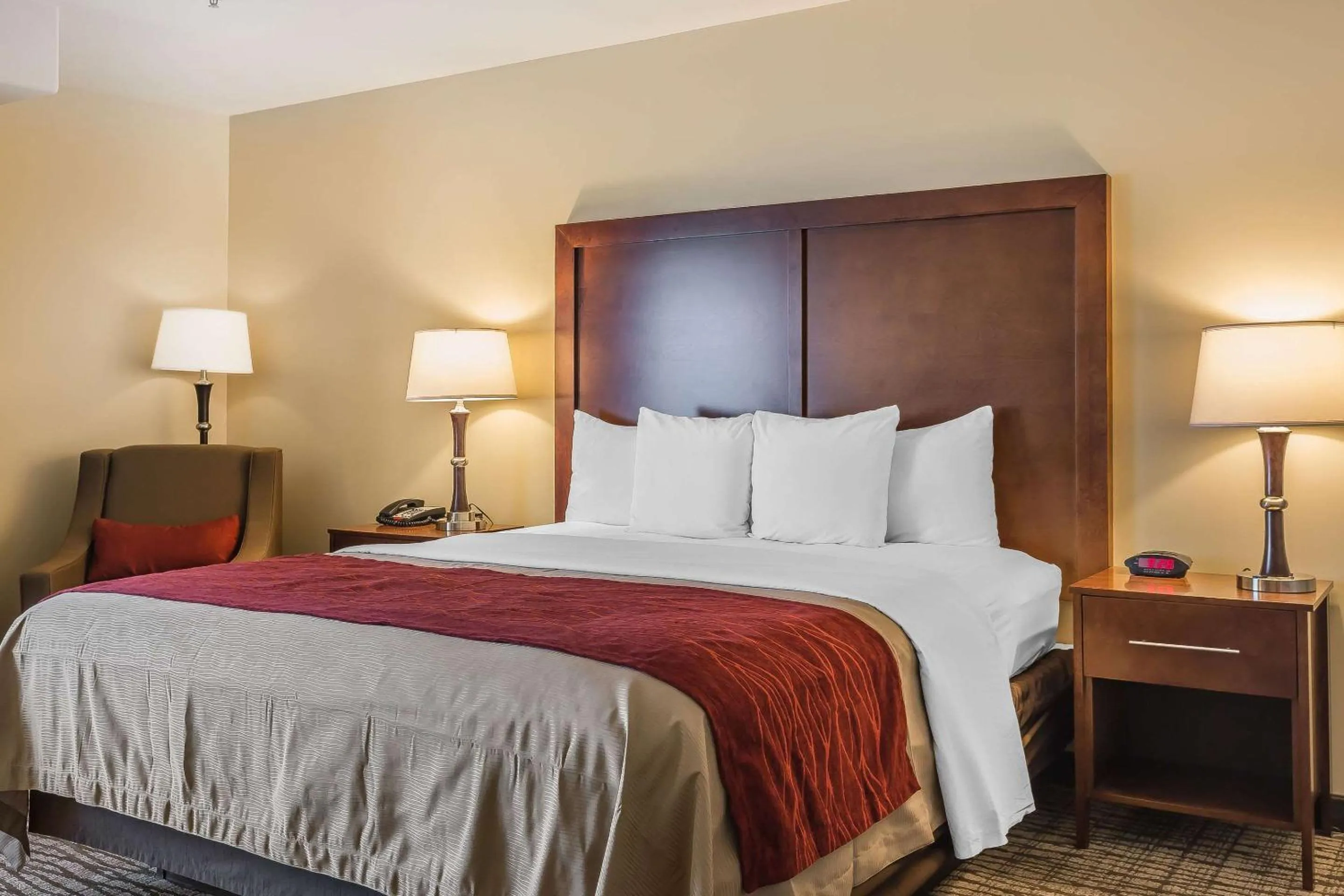 Photo of the whole room, Bed in Comfort Inn Pomona near Fairplex