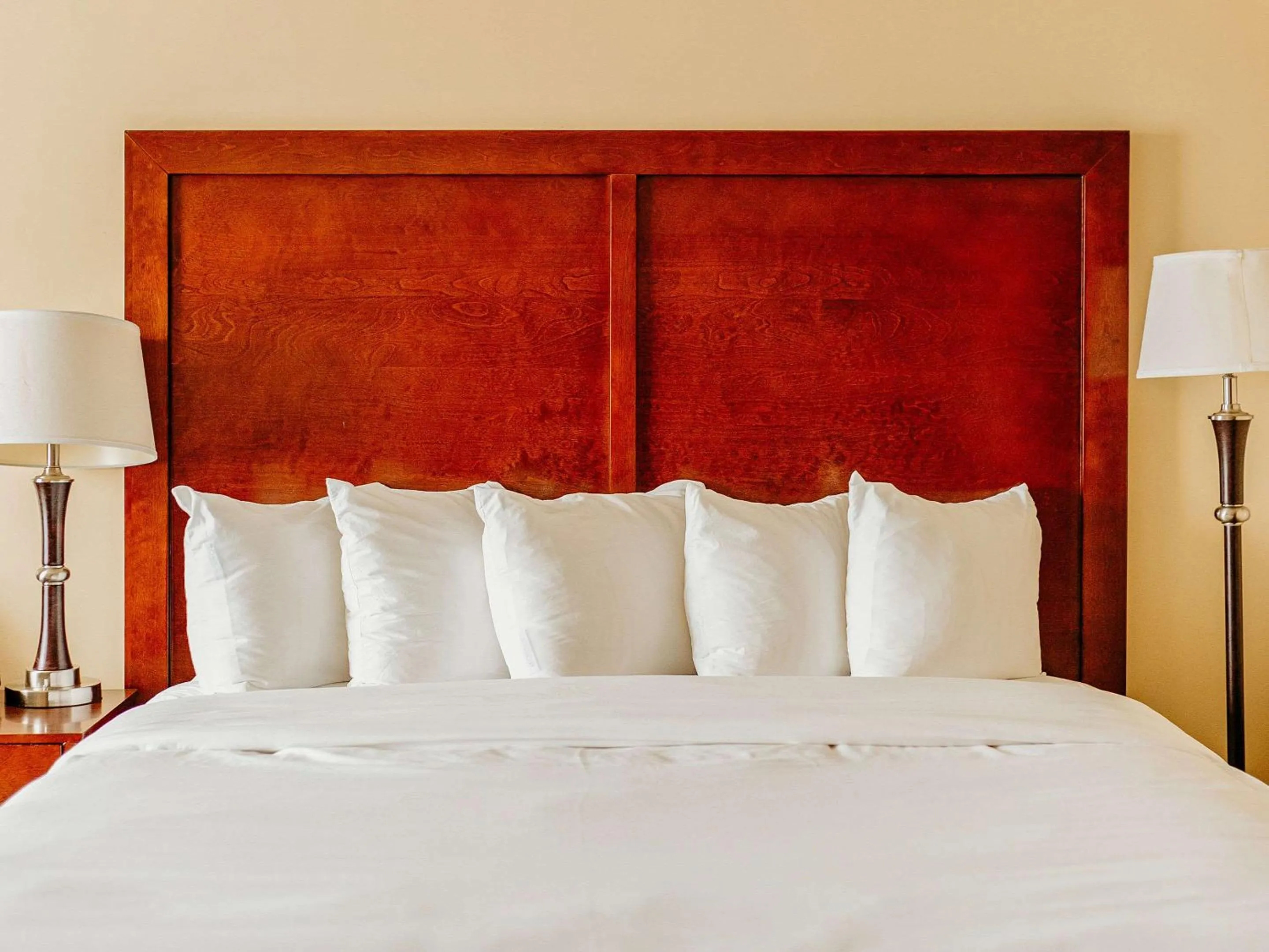 Bedroom, Bed in Comfort Inn Pomona near Fairplex