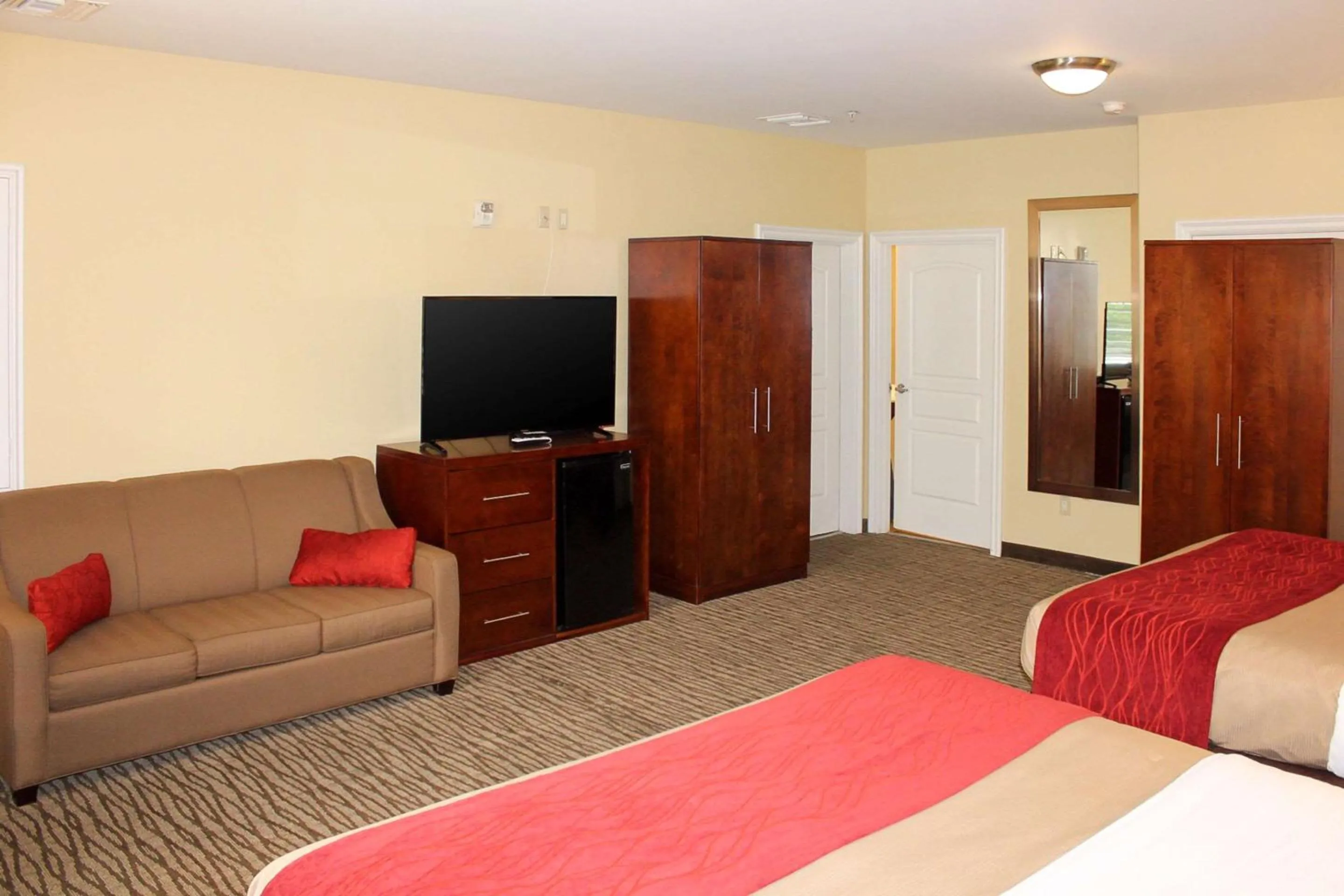 Photo of the whole room, Bed in Comfort Inn Pomona near Fairplex