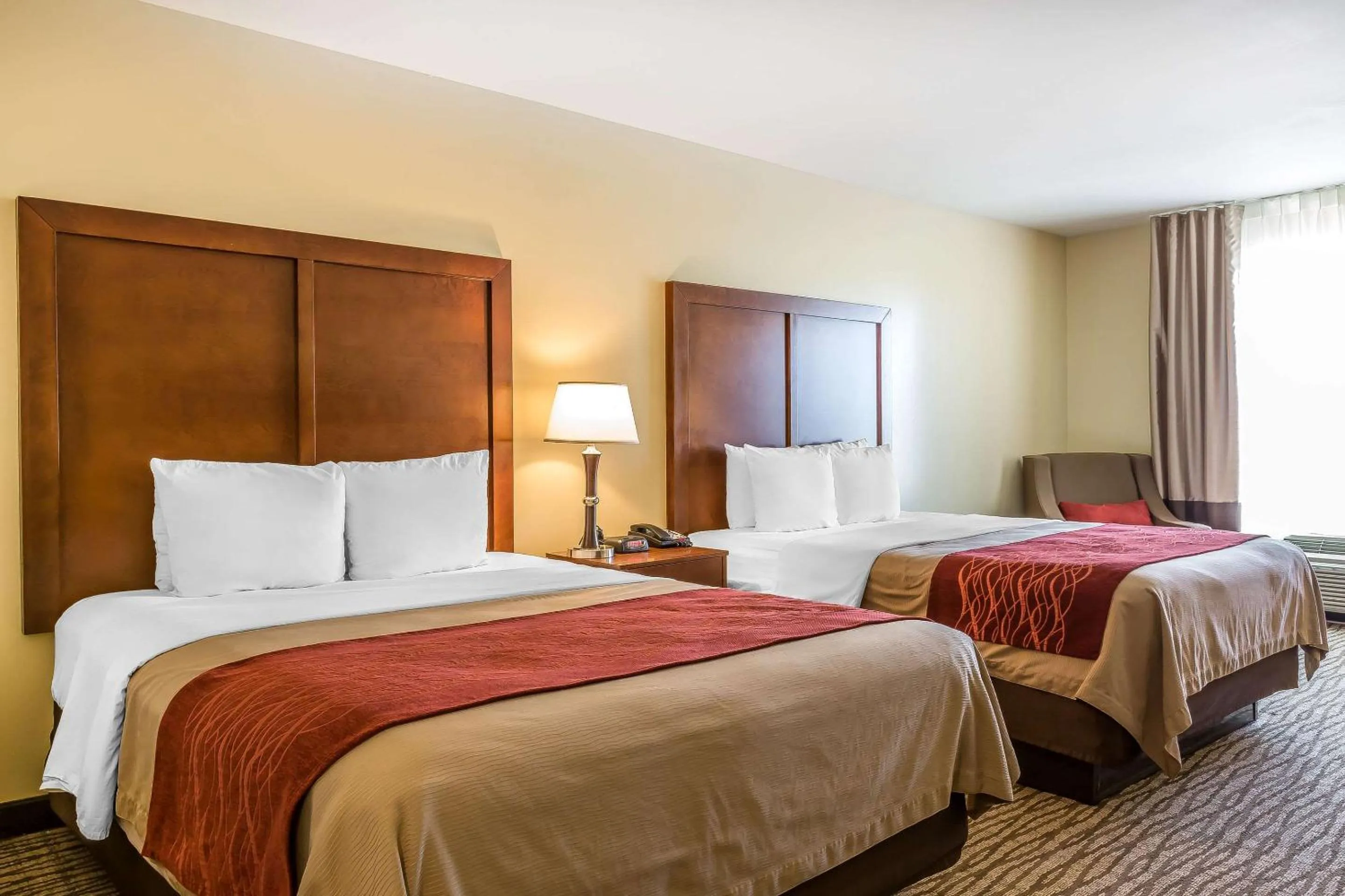 Photo of the whole room, Bed in Comfort Inn Pomona near Fairplex