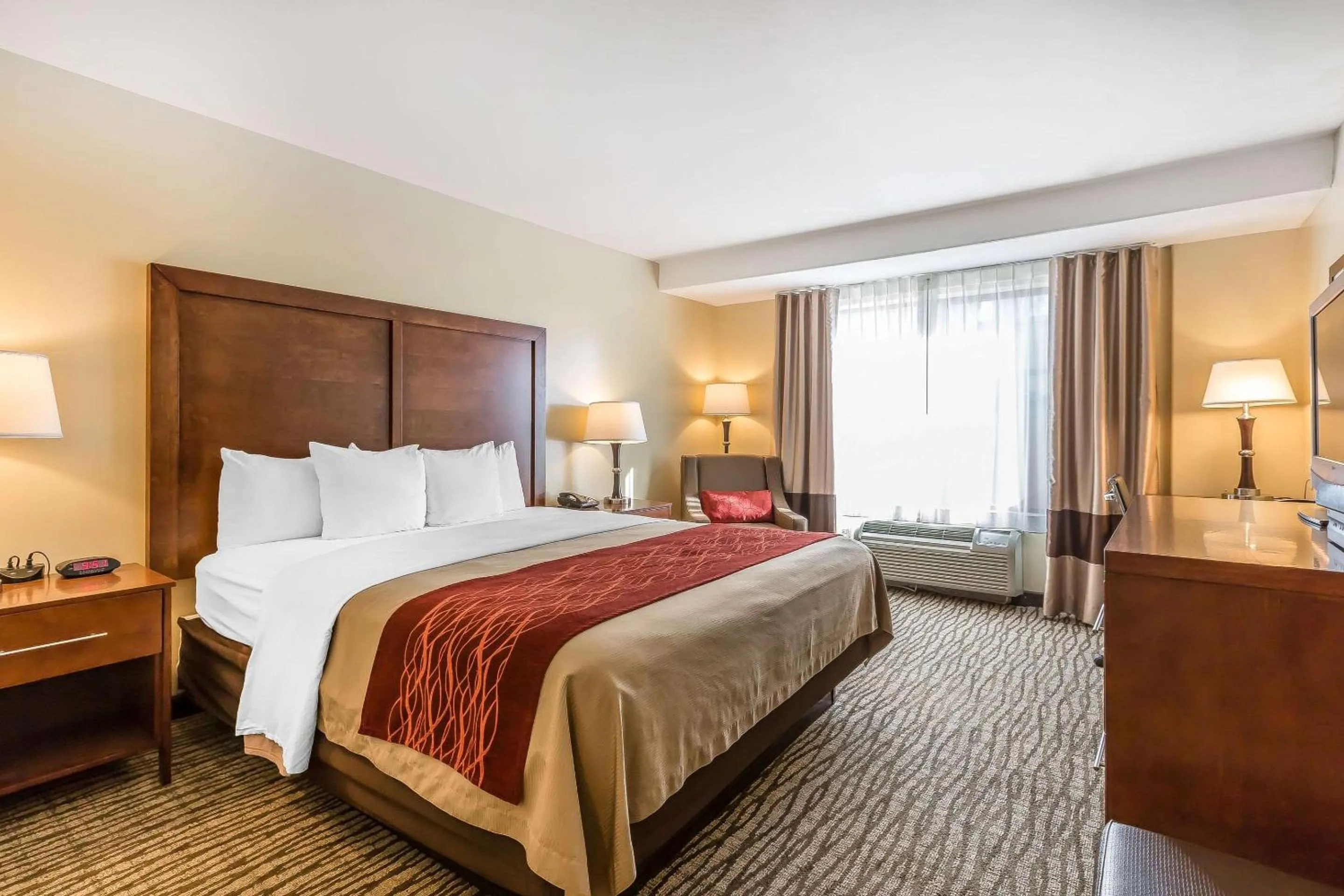 Photo of the whole room, Bed in Comfort Inn Pomona near Fairplex